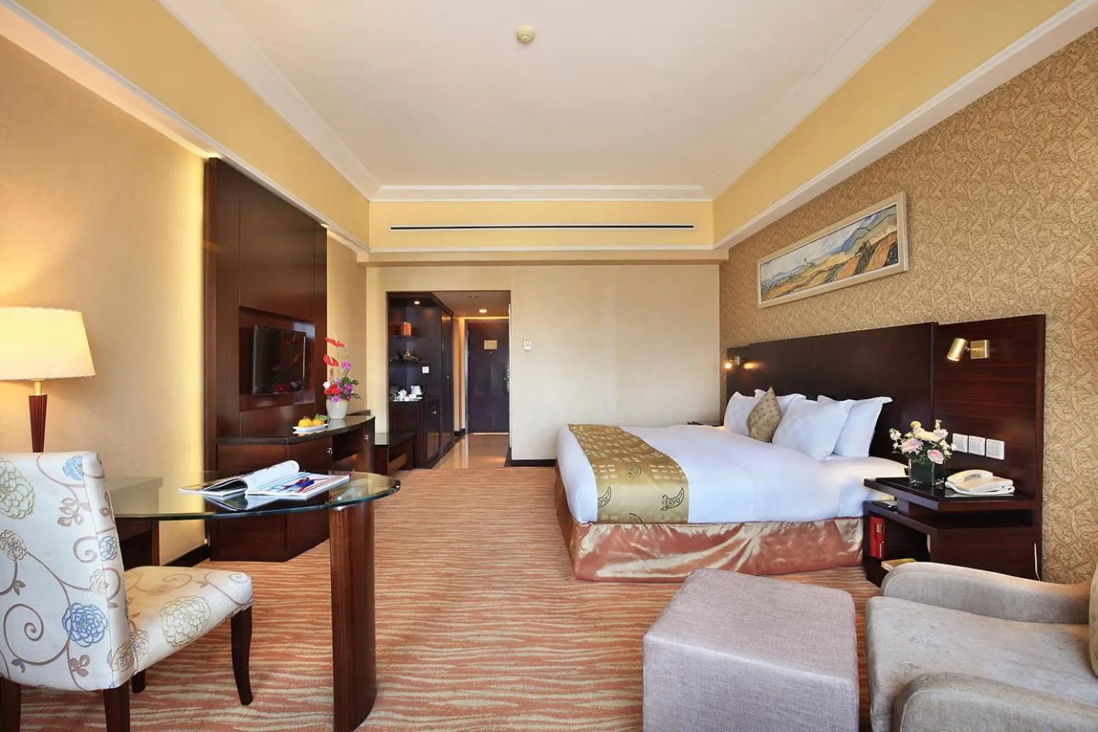 Photo of the whole room in Lijiang Waterfall Hotel Guilin