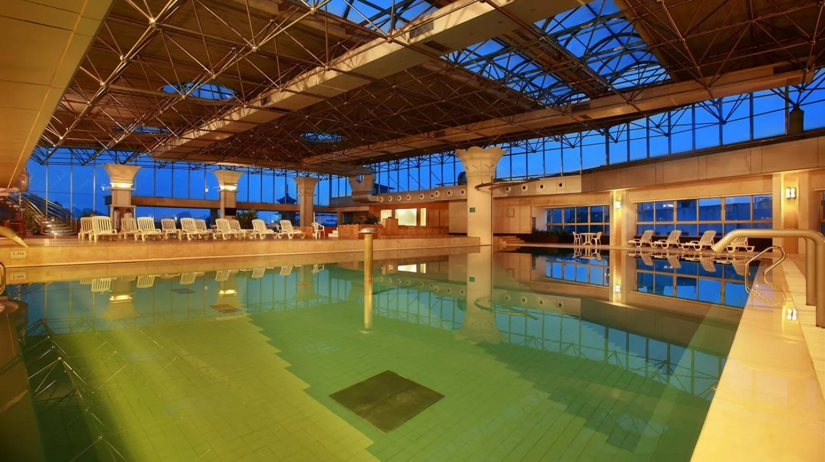 Swimming pool in Lijiang Waterfall Hotel Guilin