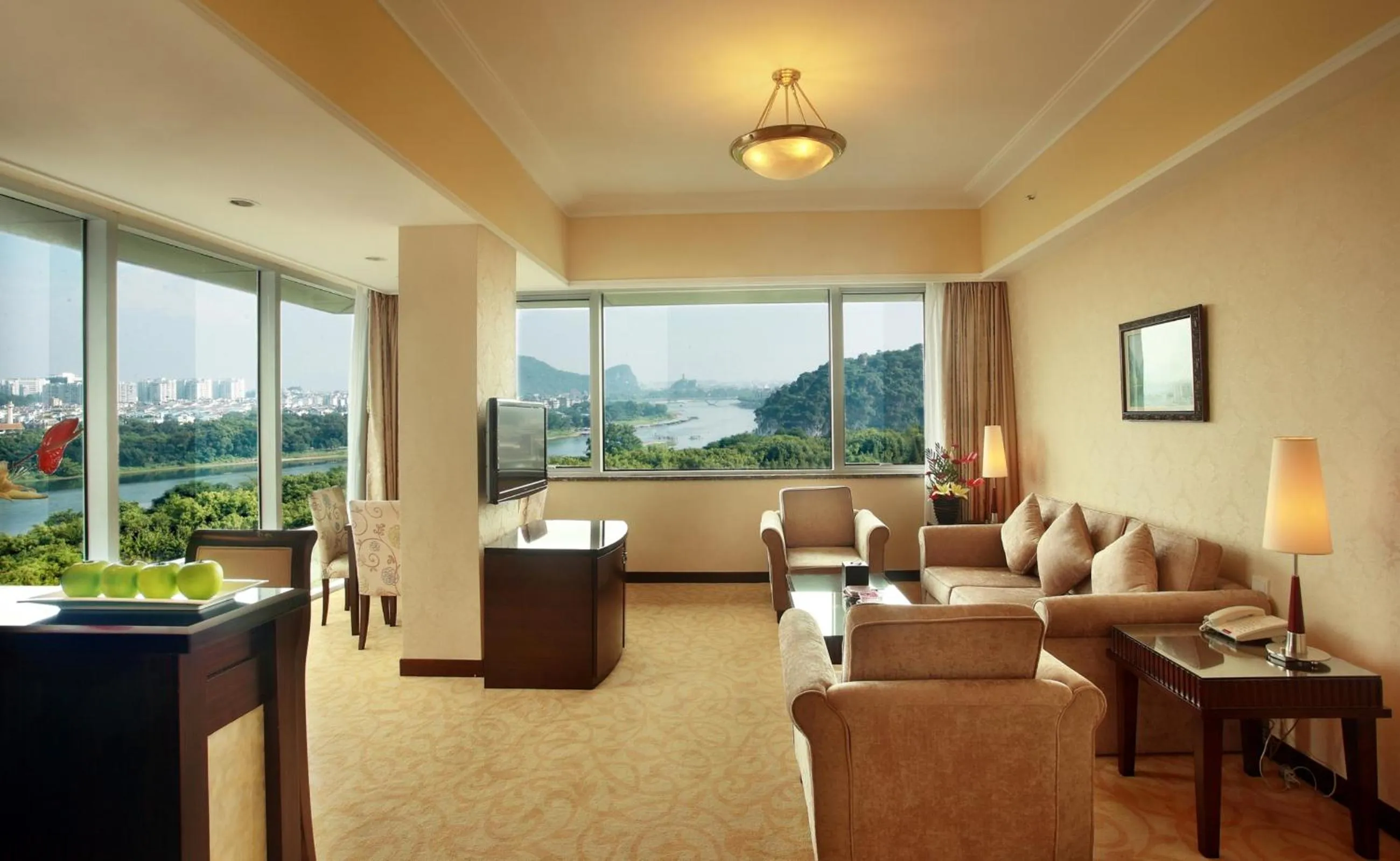 Living room in Lijiang Waterfall Hotel Guilin