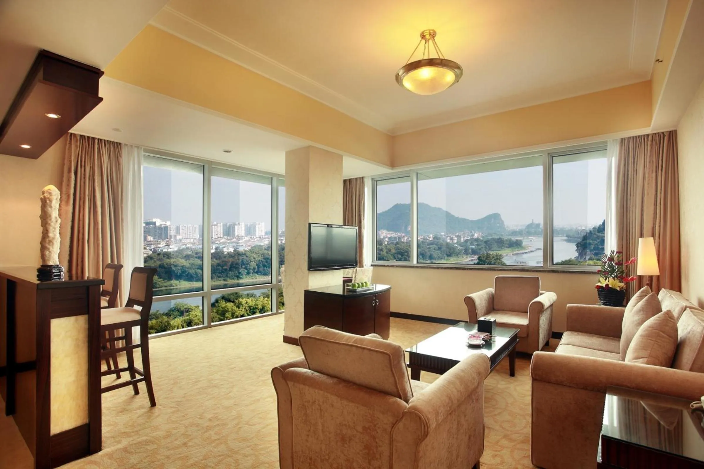 Living room in Lijiang Waterfall Hotel Guilin