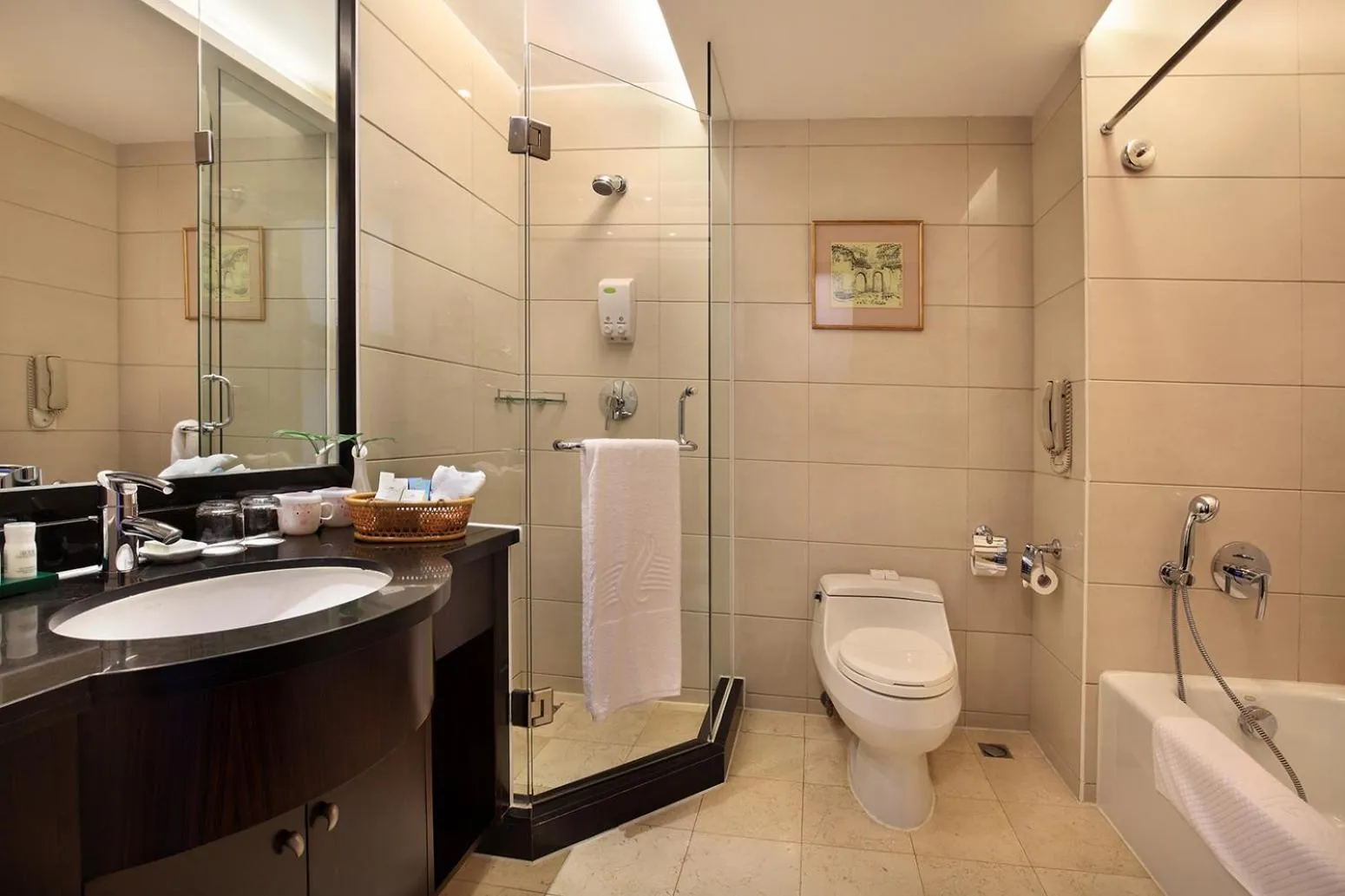 Toilet in Lijiang Waterfall Hotel Guilin