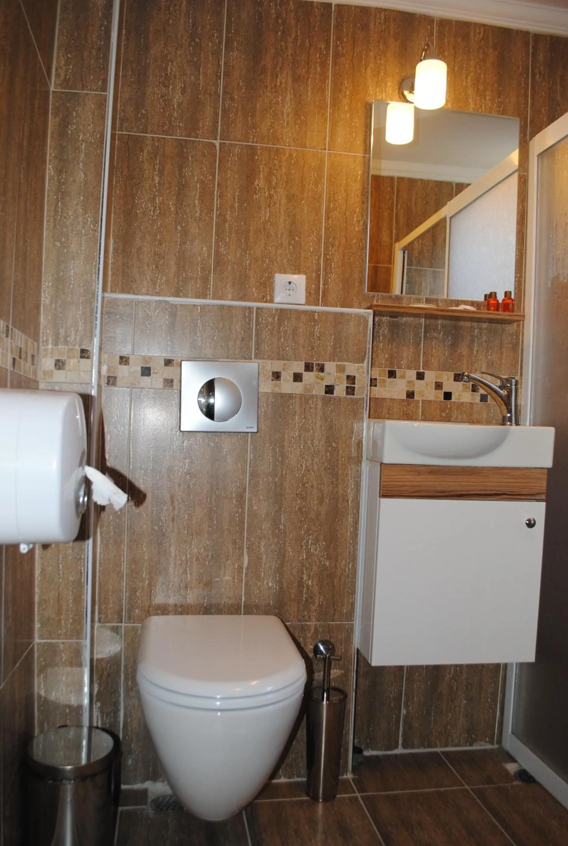 Toilet in Hotel Buhara Family Inn