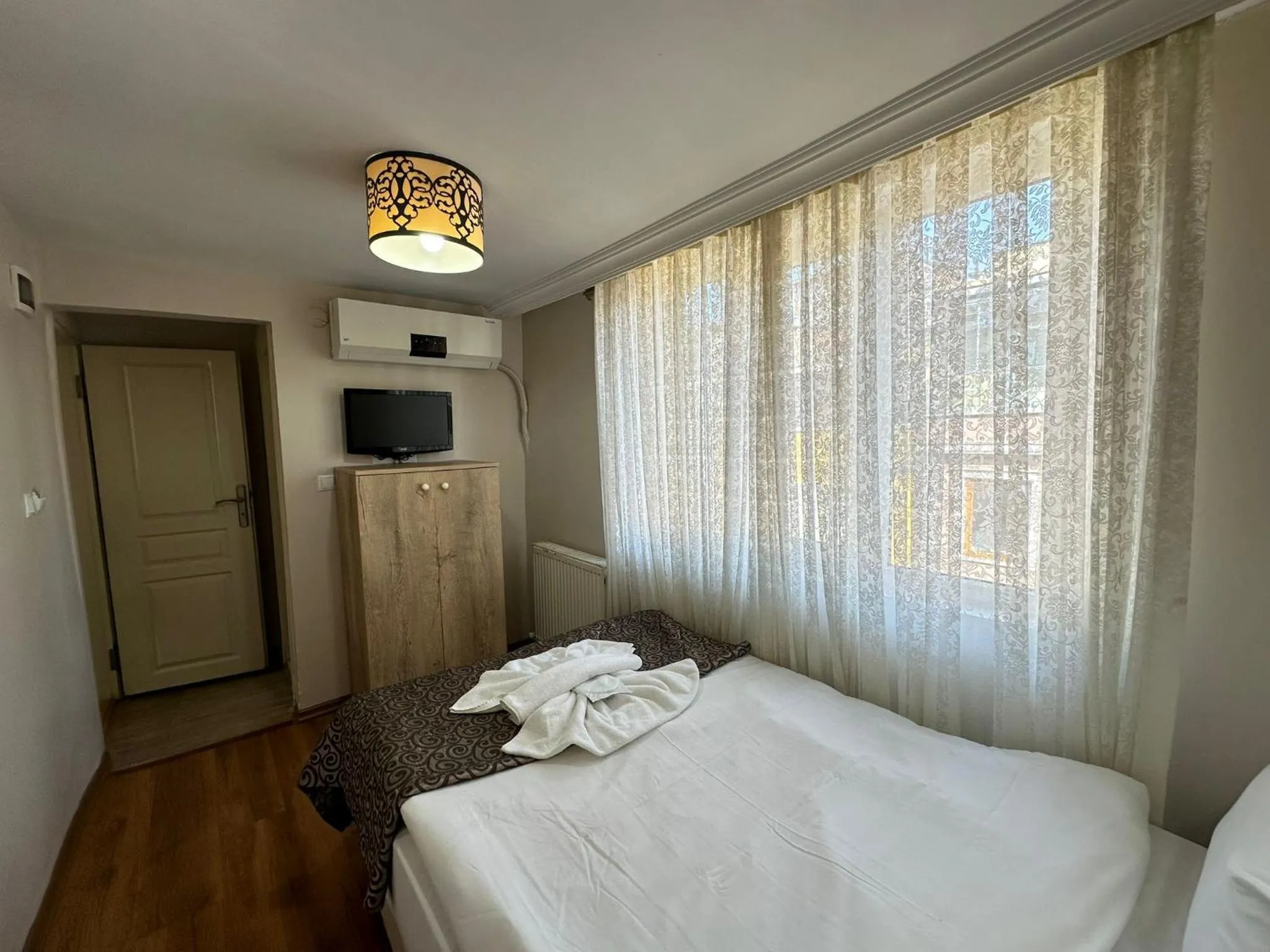 TV and multimedia in Hotel Buhara Family Inn