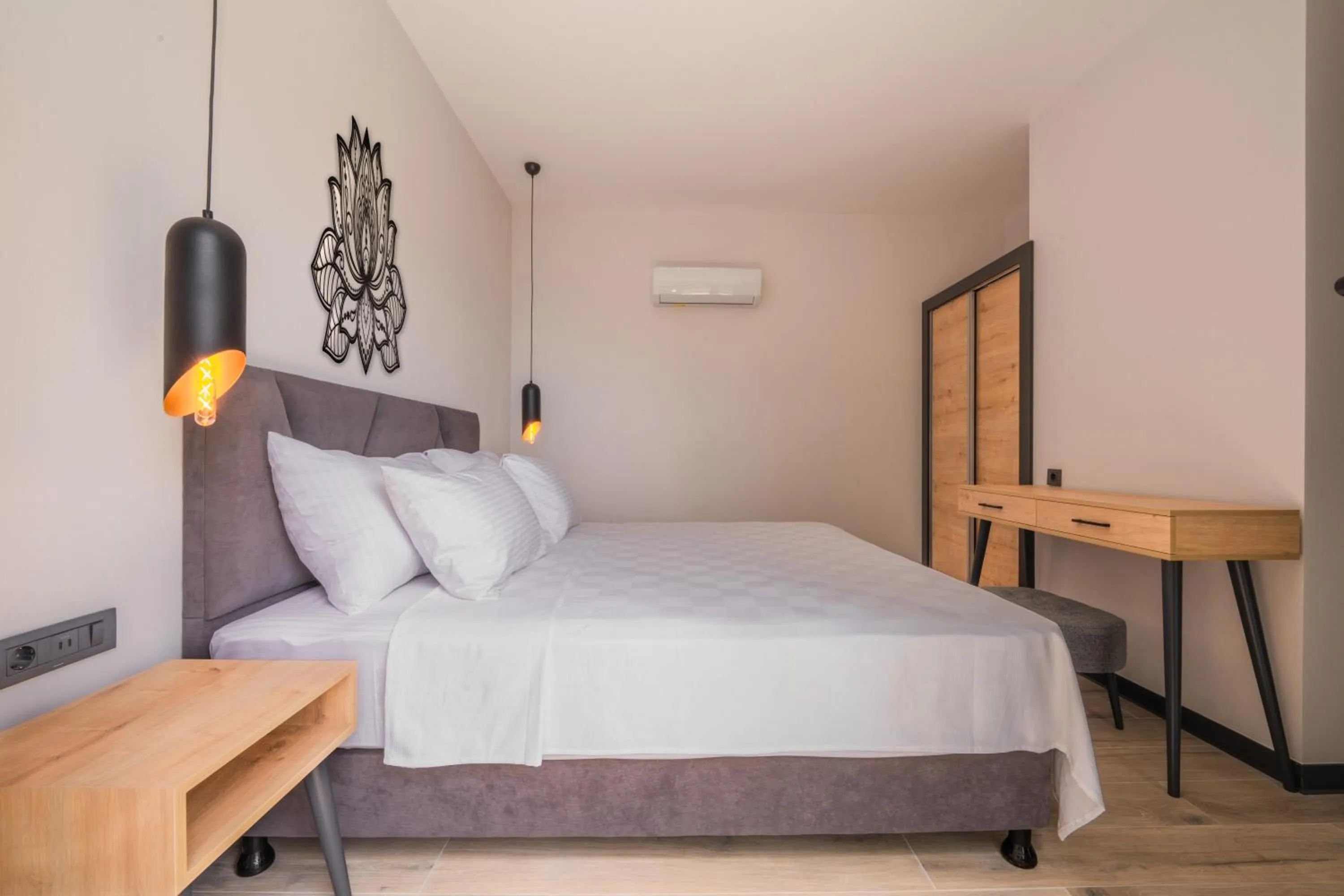 Bedroom, Bed in Sea Valley Lodge