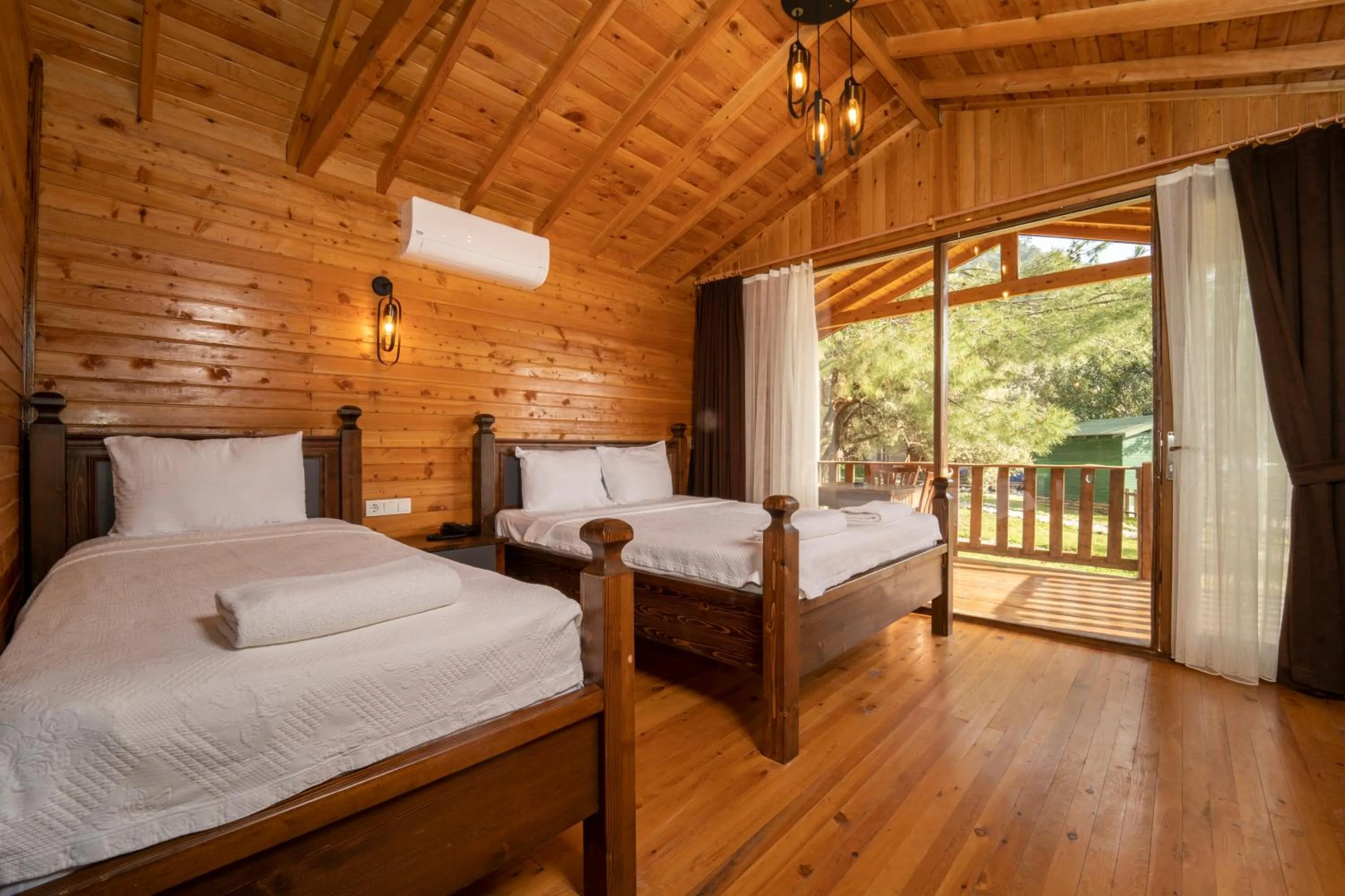 Bedroom, Bed in Sea Valley Lodge