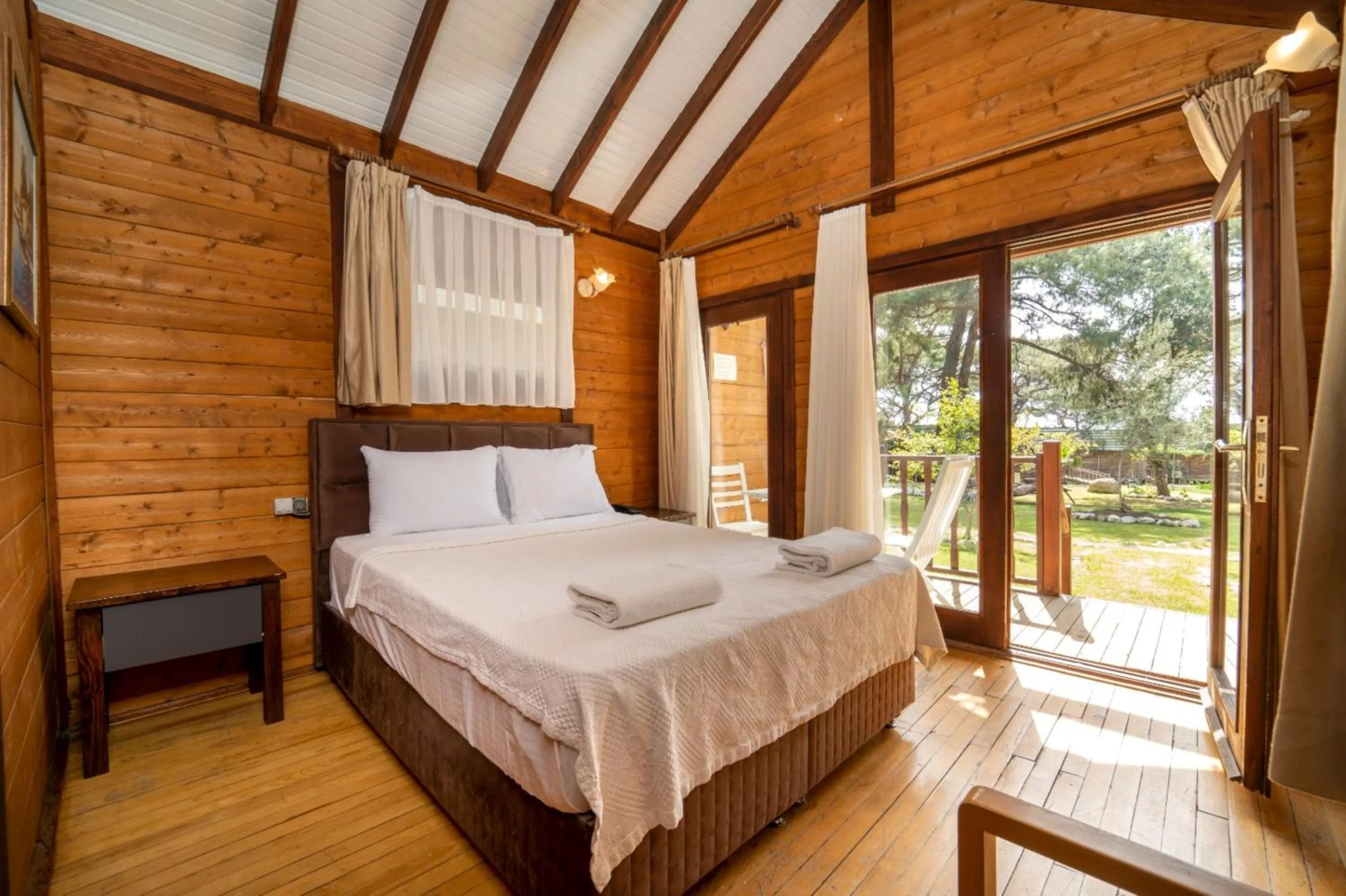 Bedroom, Bed in Sea Valley Lodge