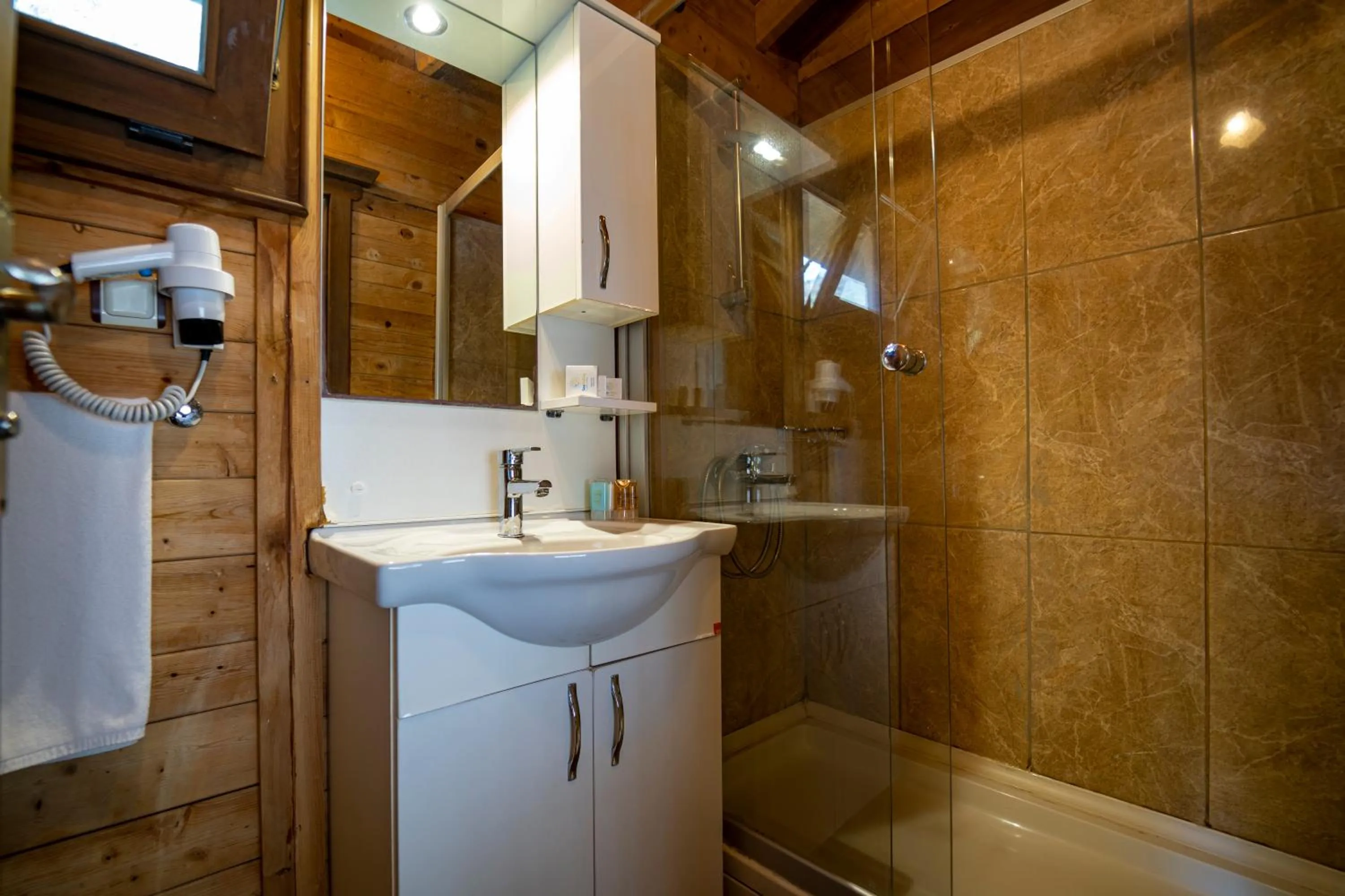 Bathroom in Sea Valley Lodge