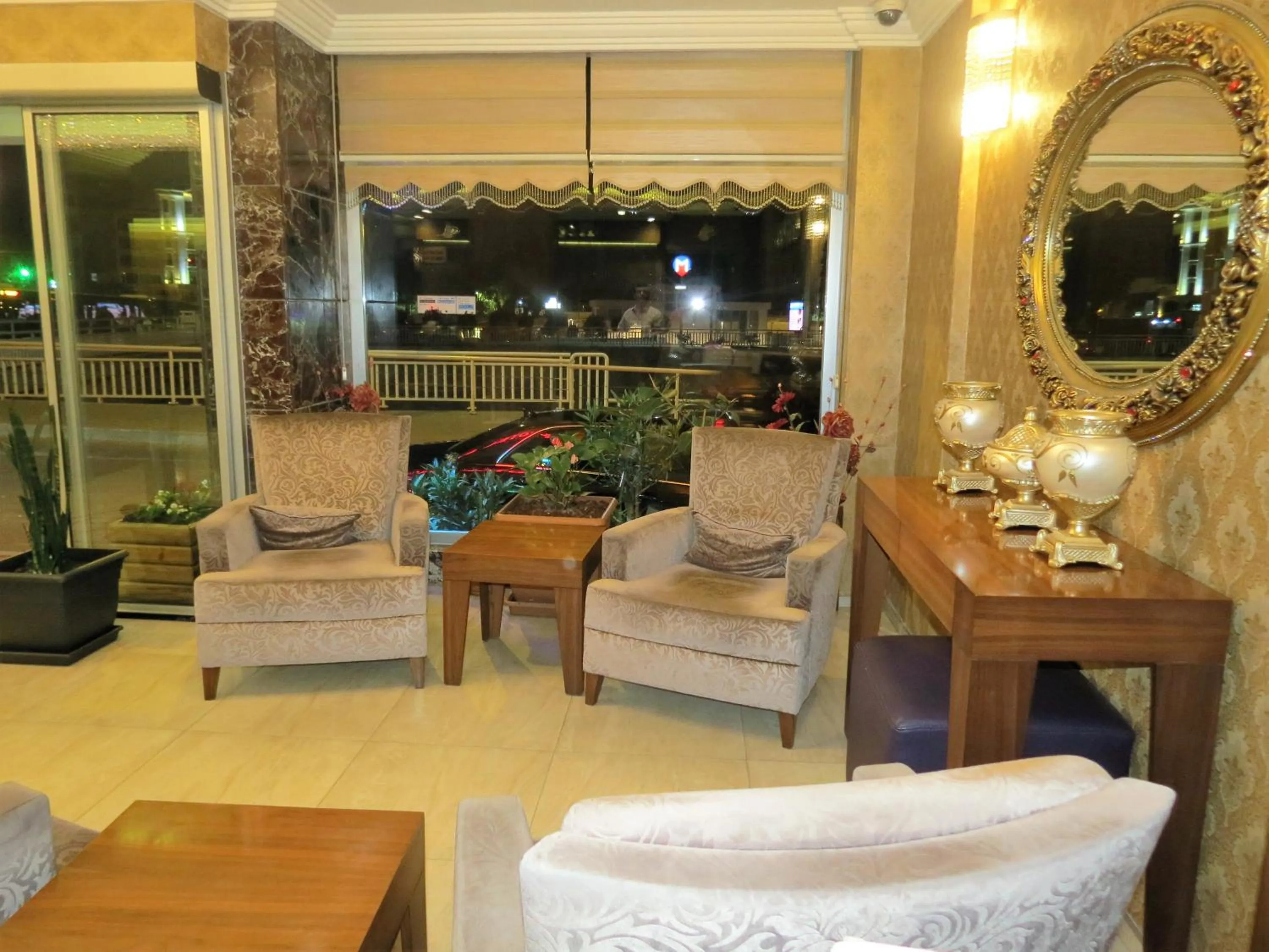 Communal lounge/ TV room in Hotel Akyildiz