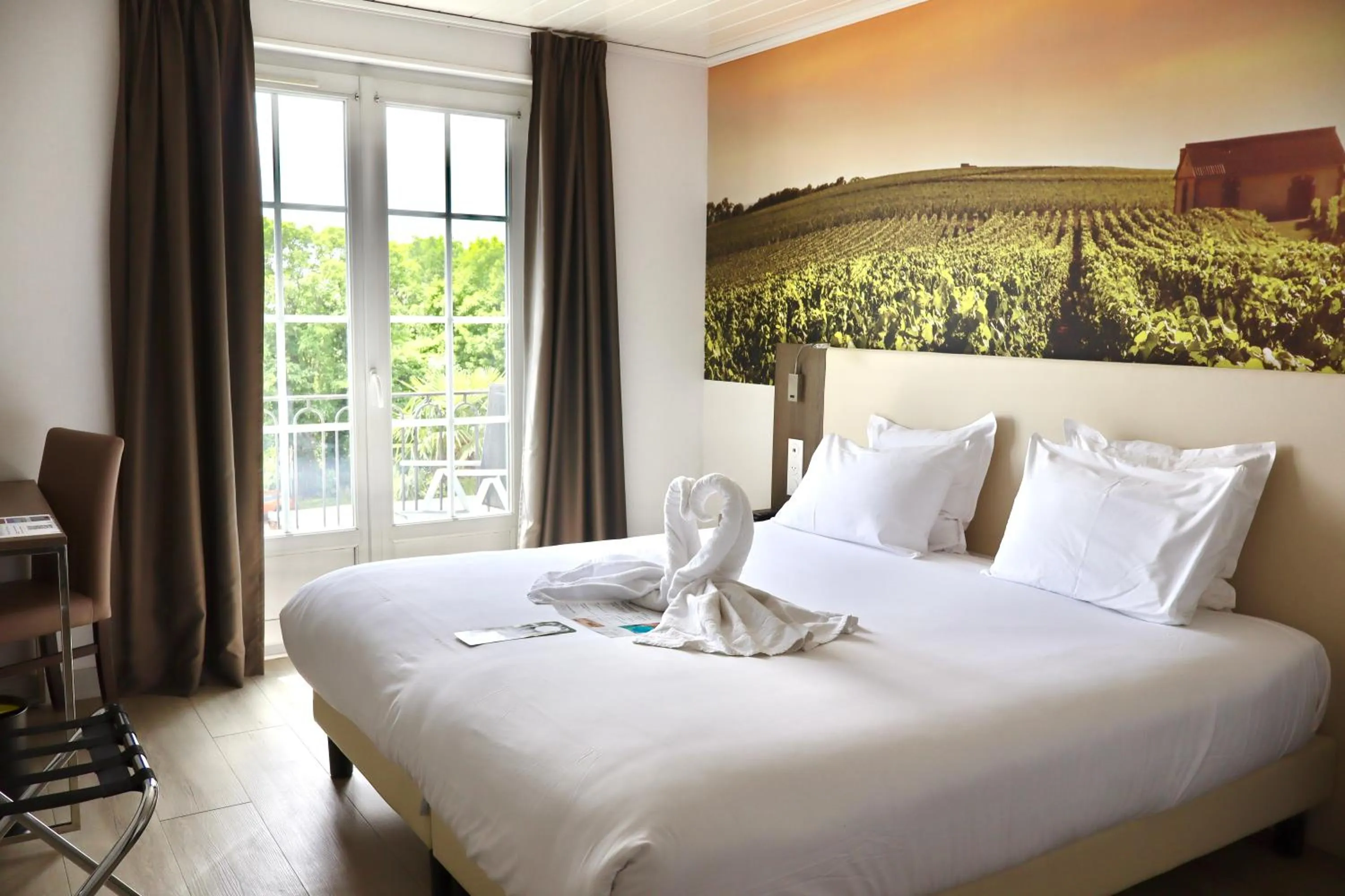 Bed in Best Western Hotel Ile de France