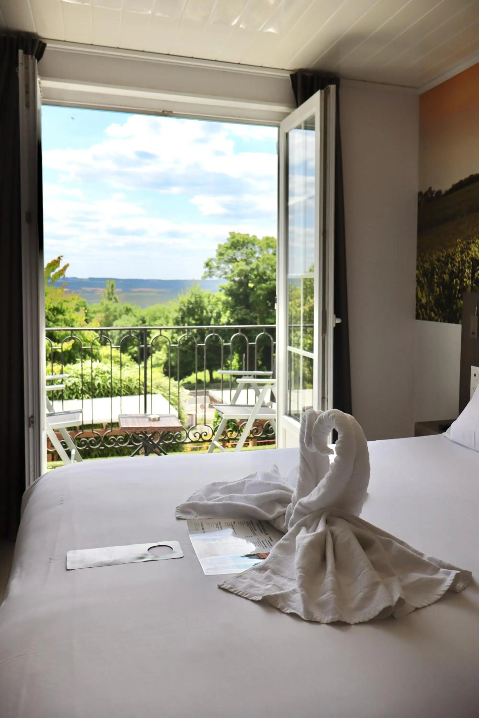 View (from property/room), Bed in Best Western Hotel Ile de France