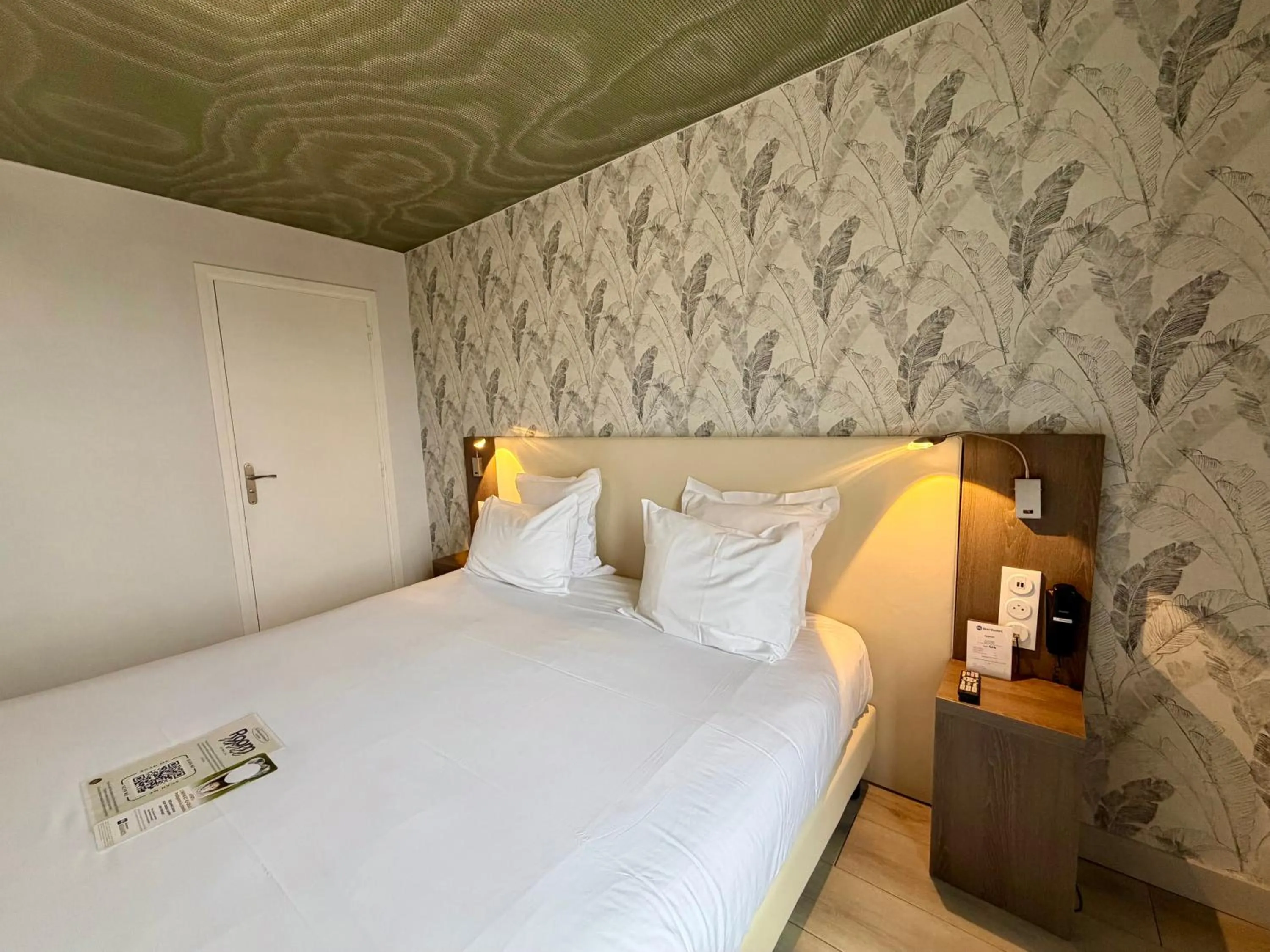 Bed in Best Western Hotel Restaurant Ile de France