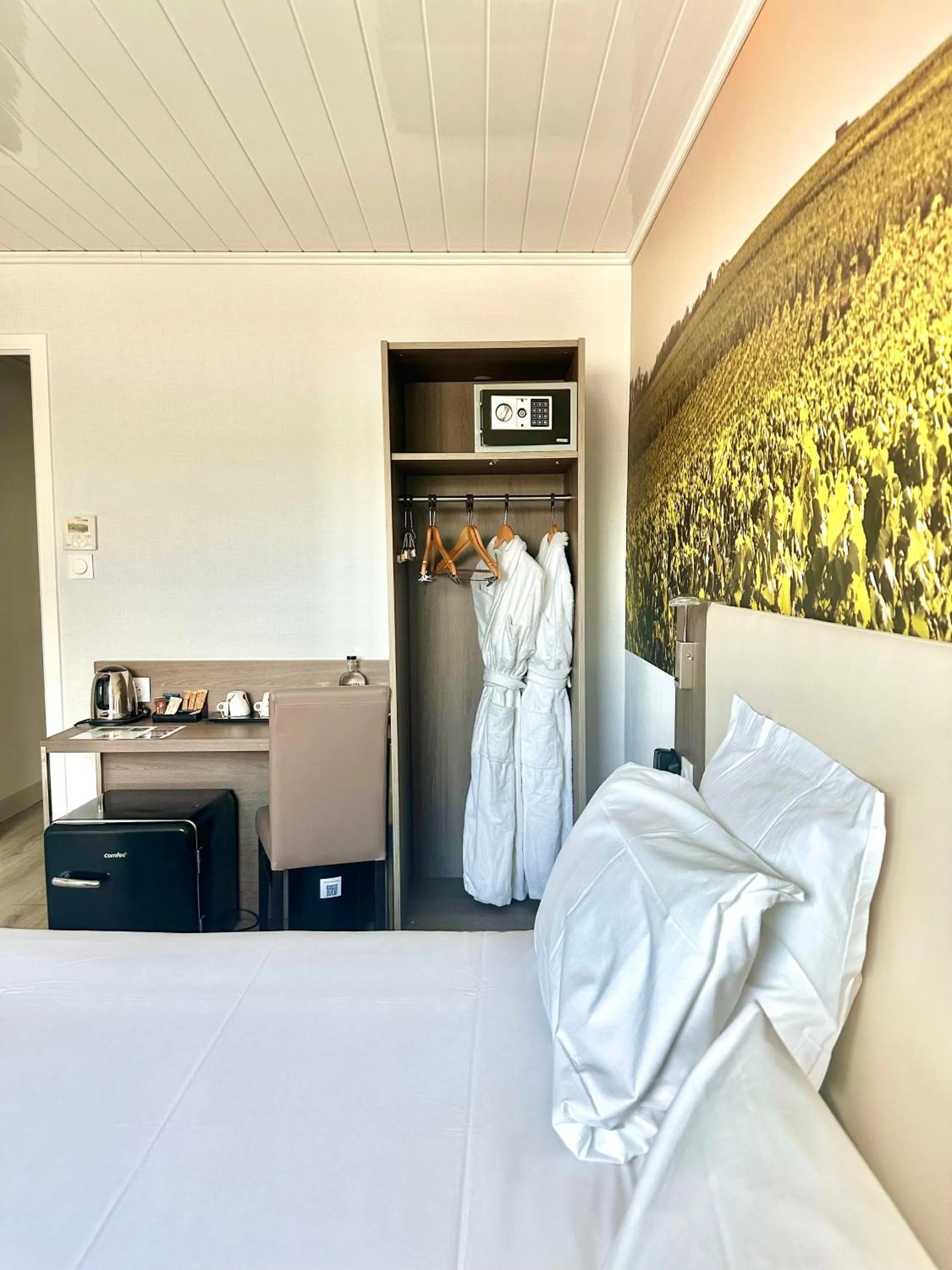 Bed in Best Western Hotel Ile de France