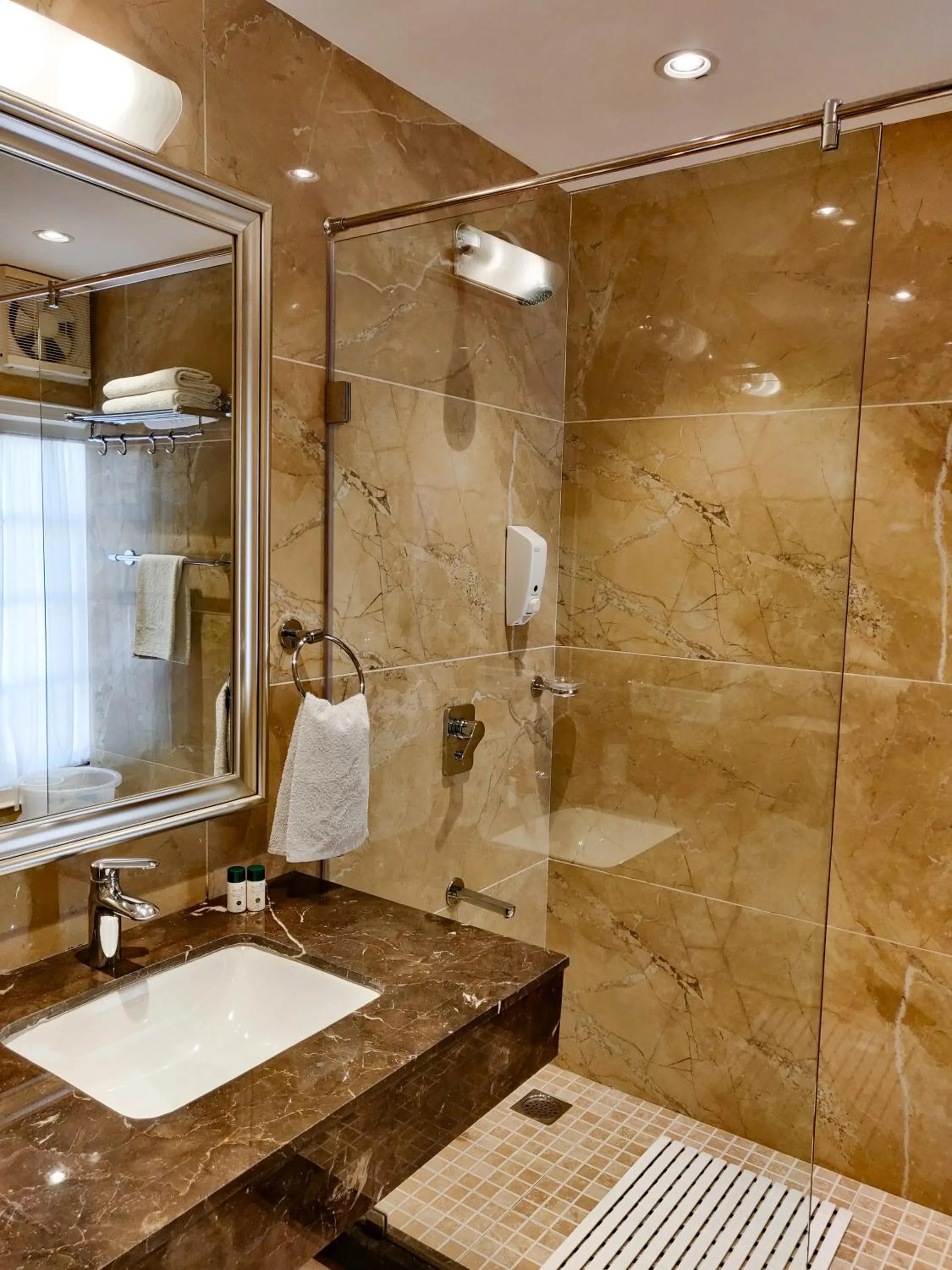 Shower in WelcomHeritage Kasmanda Palace