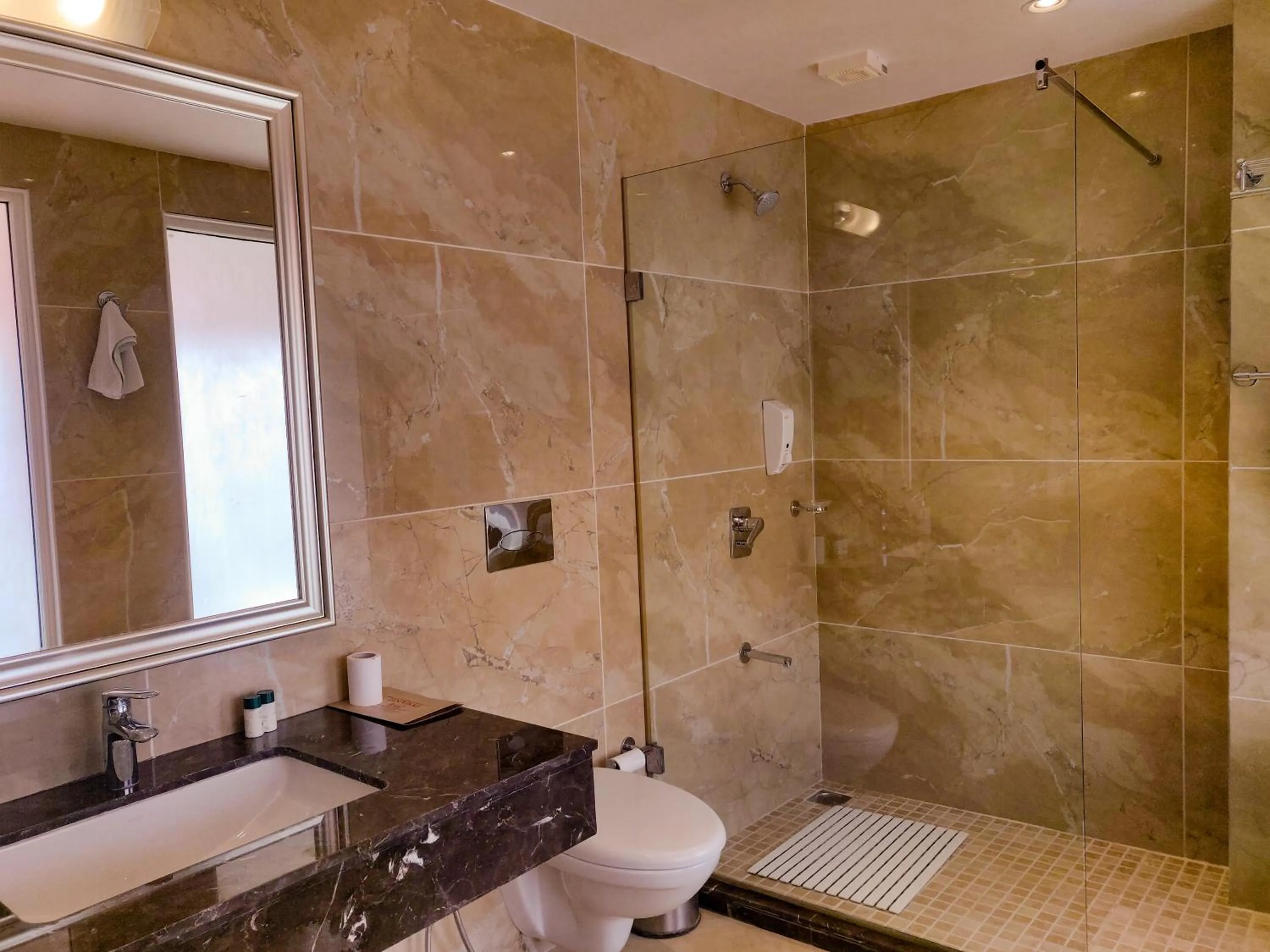 Shower in WelcomHeritage Kasmanda Palace