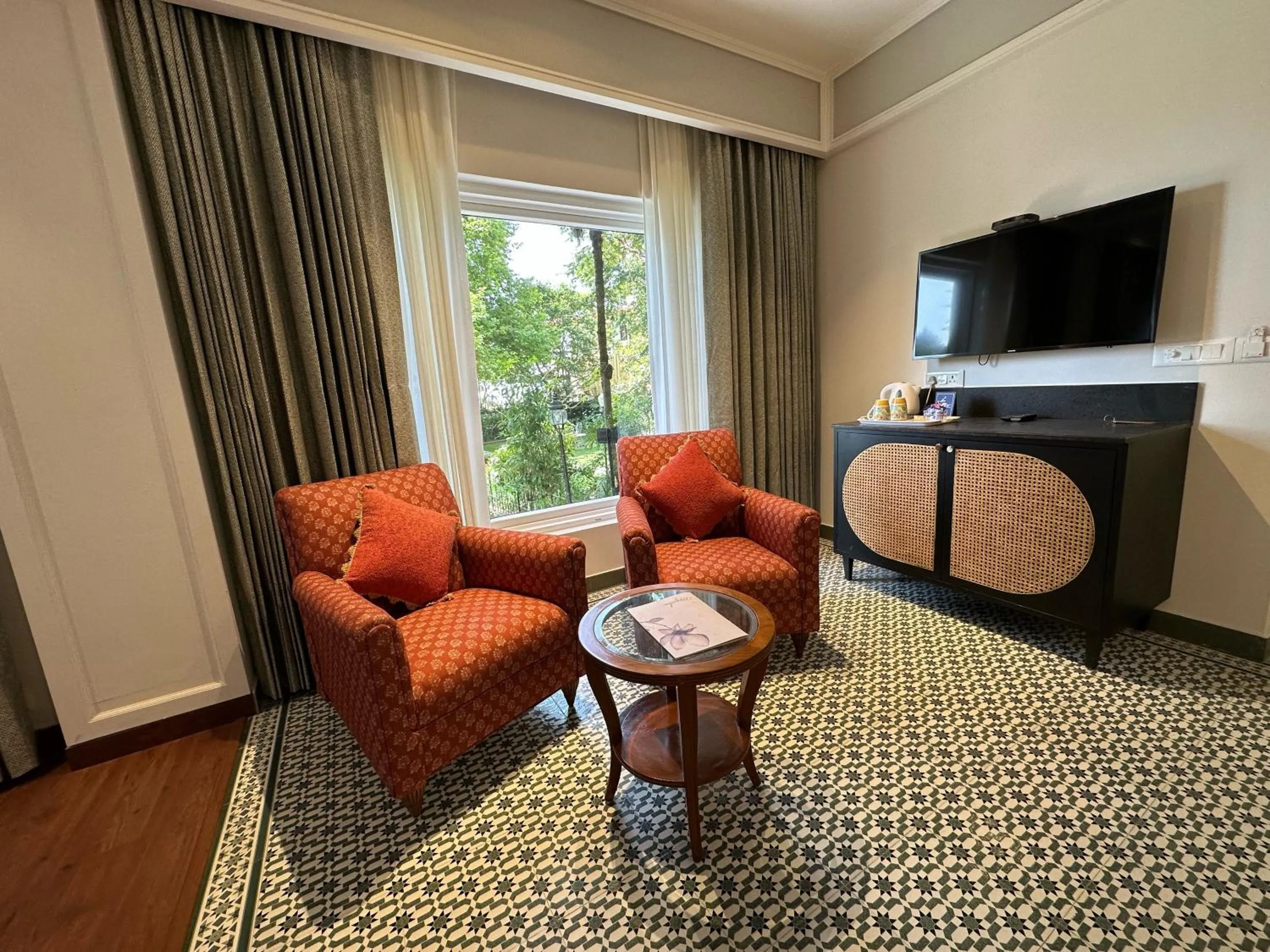 Communal lounge/ TV room in WelcomHeritage Kasmanda Palace