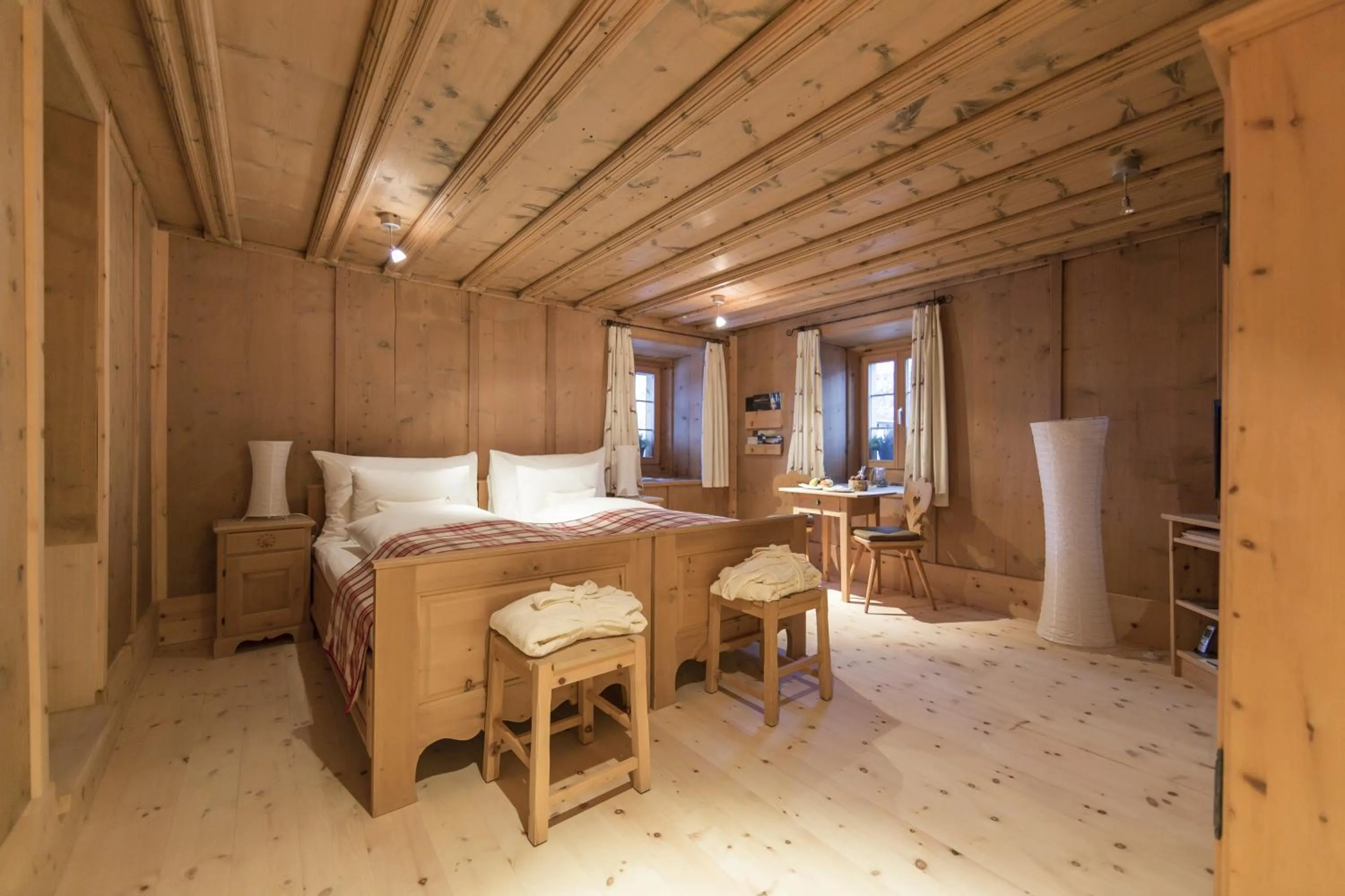 Photo of the whole room, Bed in Relais & Châteaux IN LAIN Hotel Cadonau