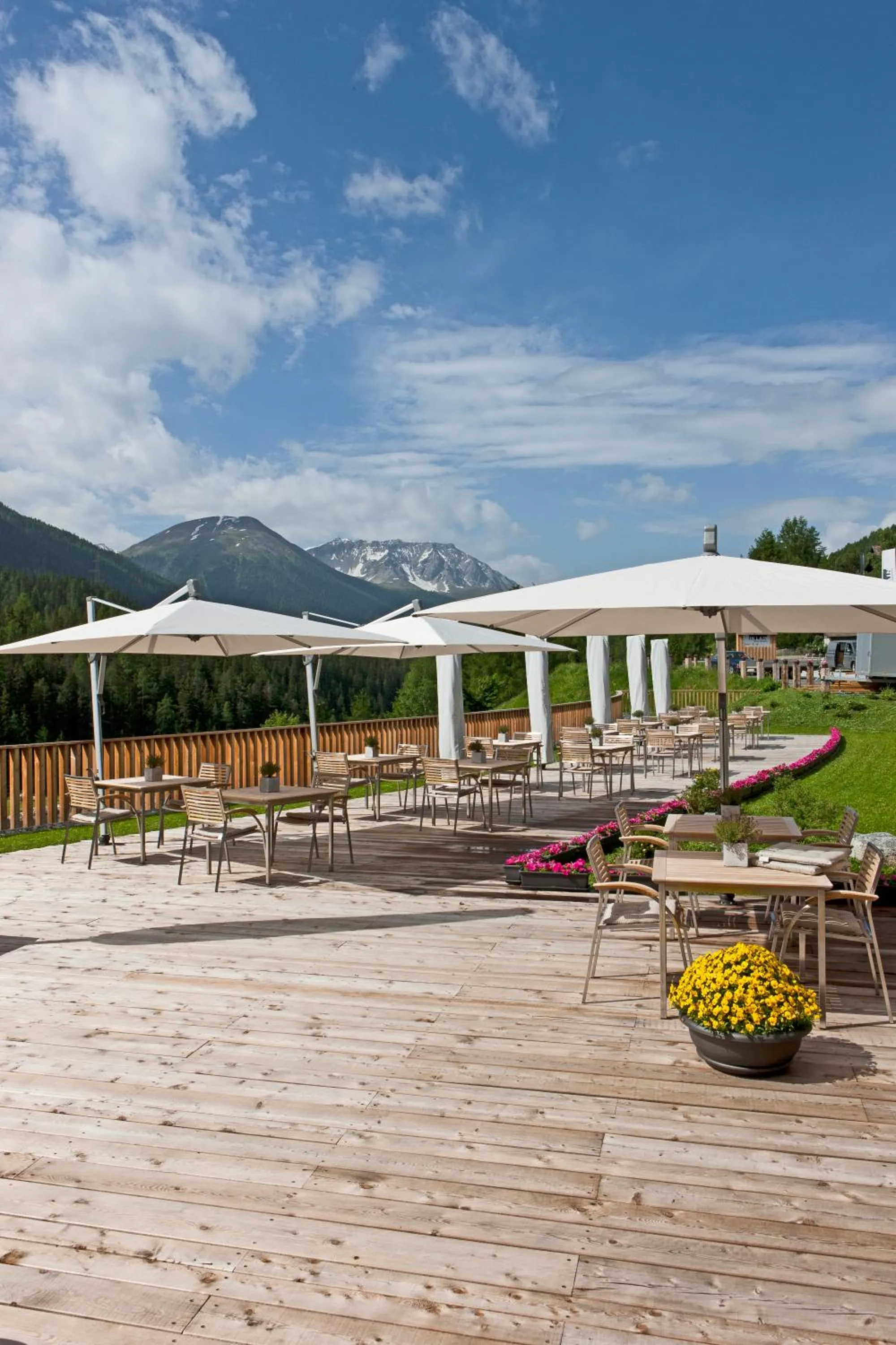 Patio in Relais & Châteaux IN LAIN Hotel Cadonau