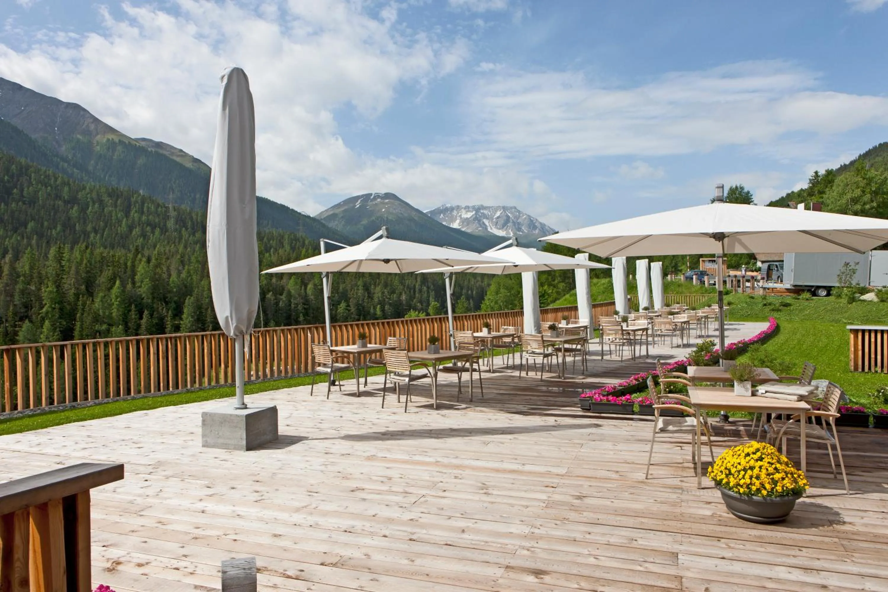 Patio in Relais & Châteaux IN LAIN Hotel Cadonau
