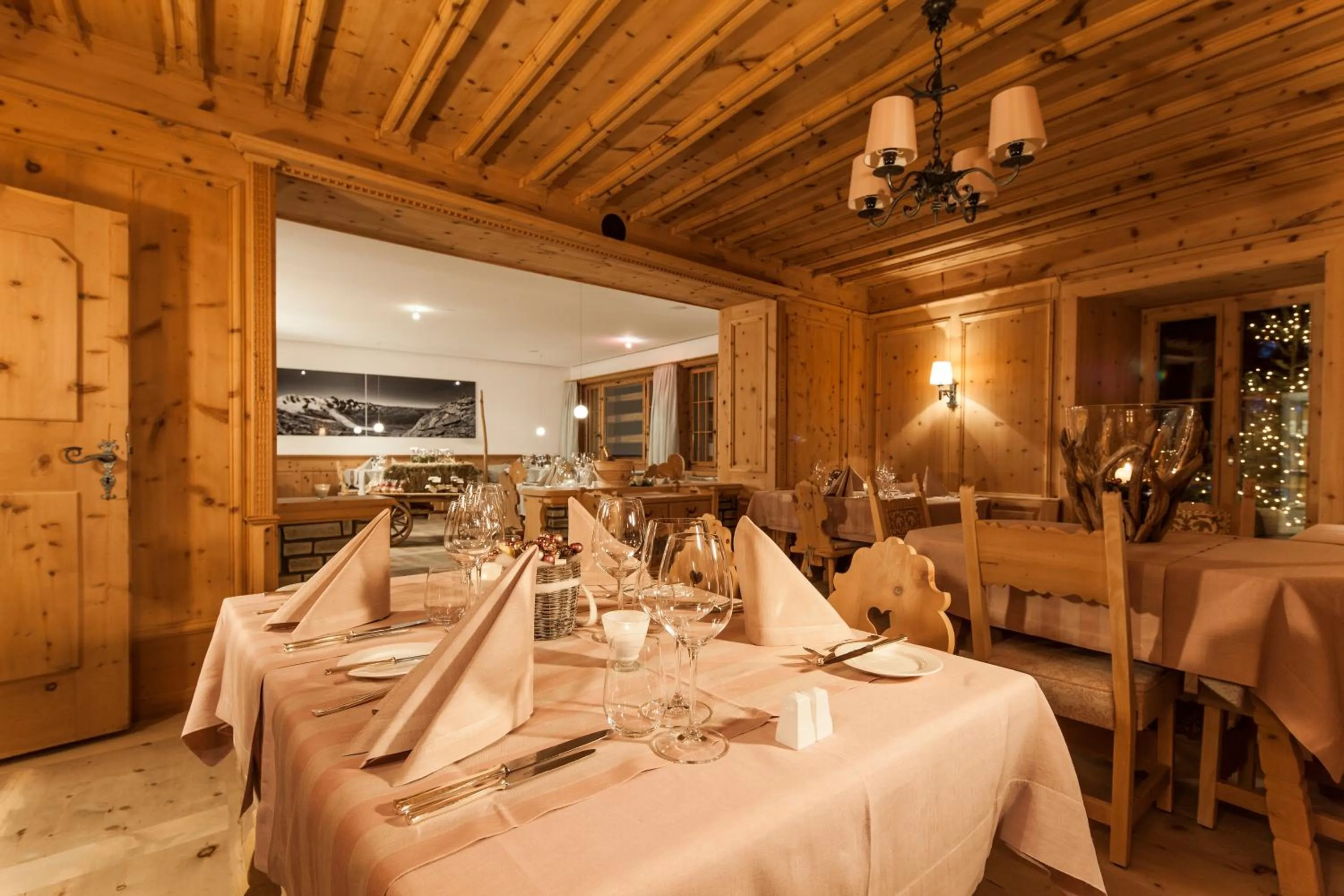 Restaurant/places to eat in Relais & Châteaux IN LAIN Hotel Cadonau