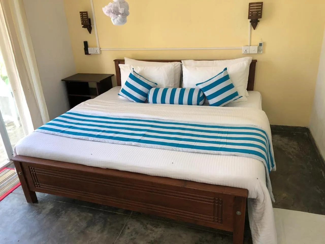 Photo of the whole room, Bed in Ocean Caves, Balapitiya