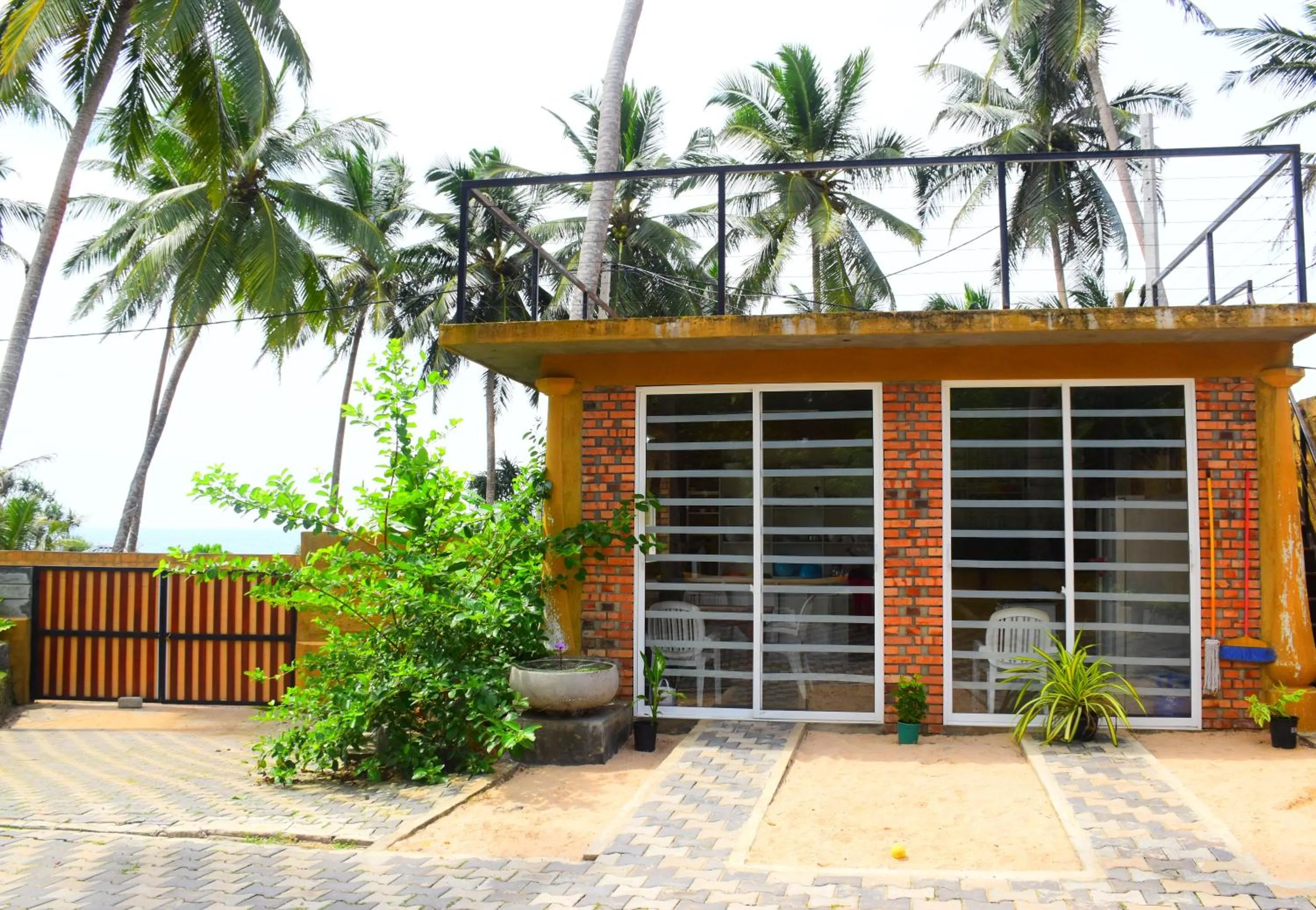 Communal kitchen in Ocean Caves, Balapitiya