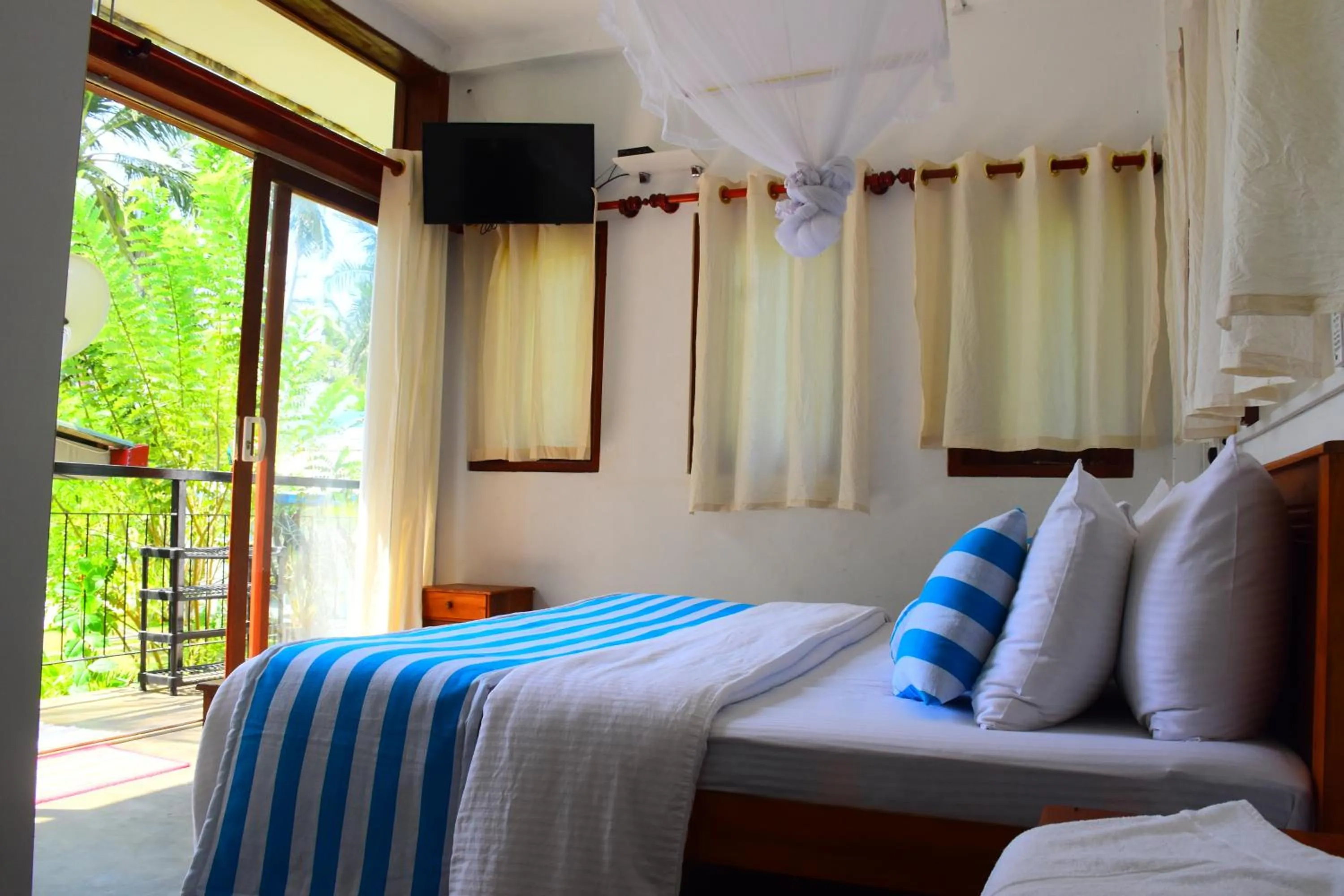 Bedroom, Bed in Ocean Caves, Balapitiya