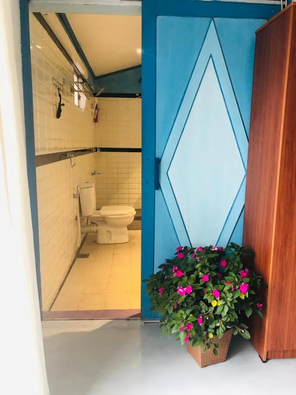 Bathroom in Ocean Caves, Balapitiya