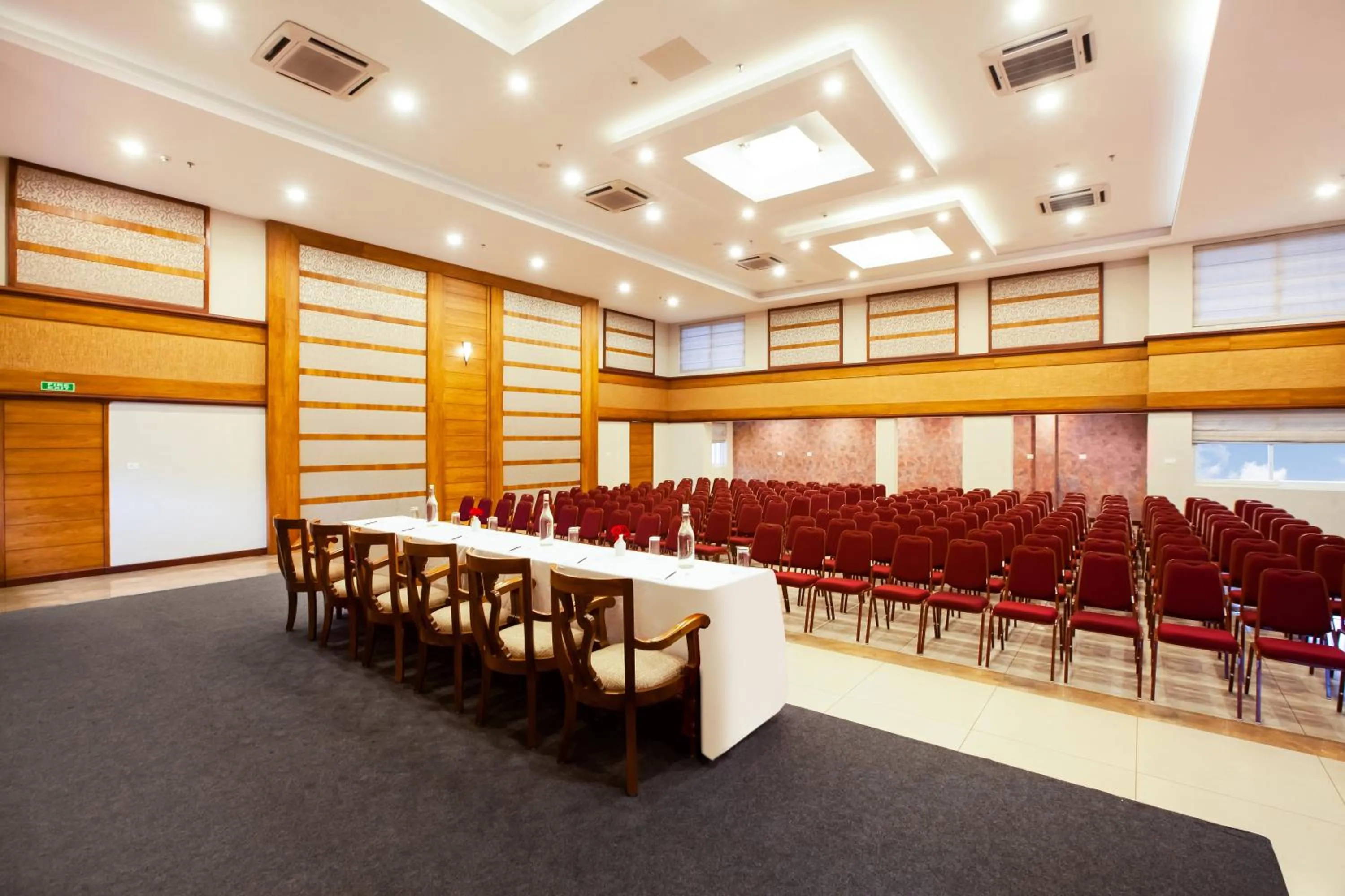 Banquet/Function facilities in Sterling Thekkady