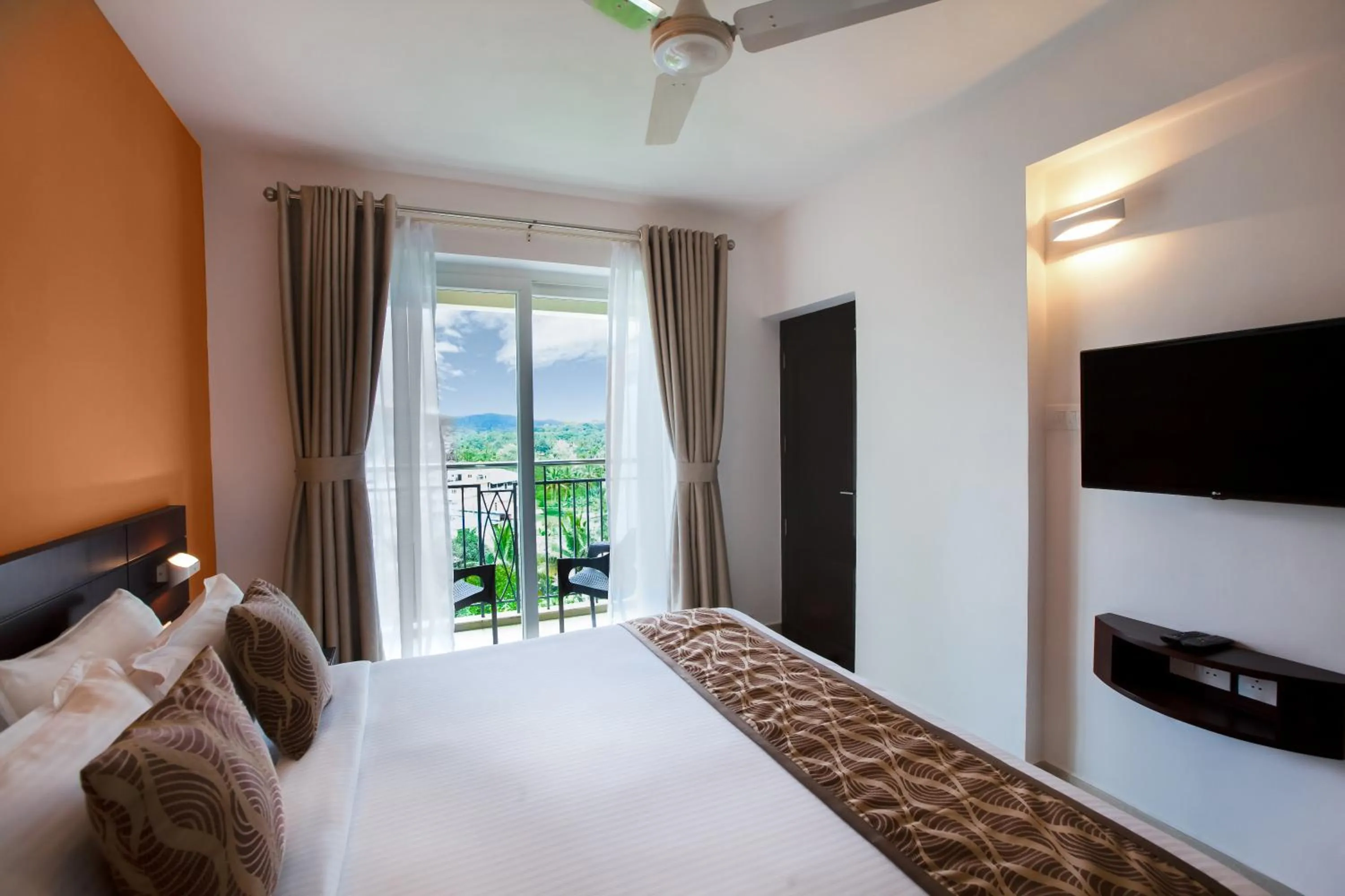 Photo of the whole room, Bed in Sterling Thekkady