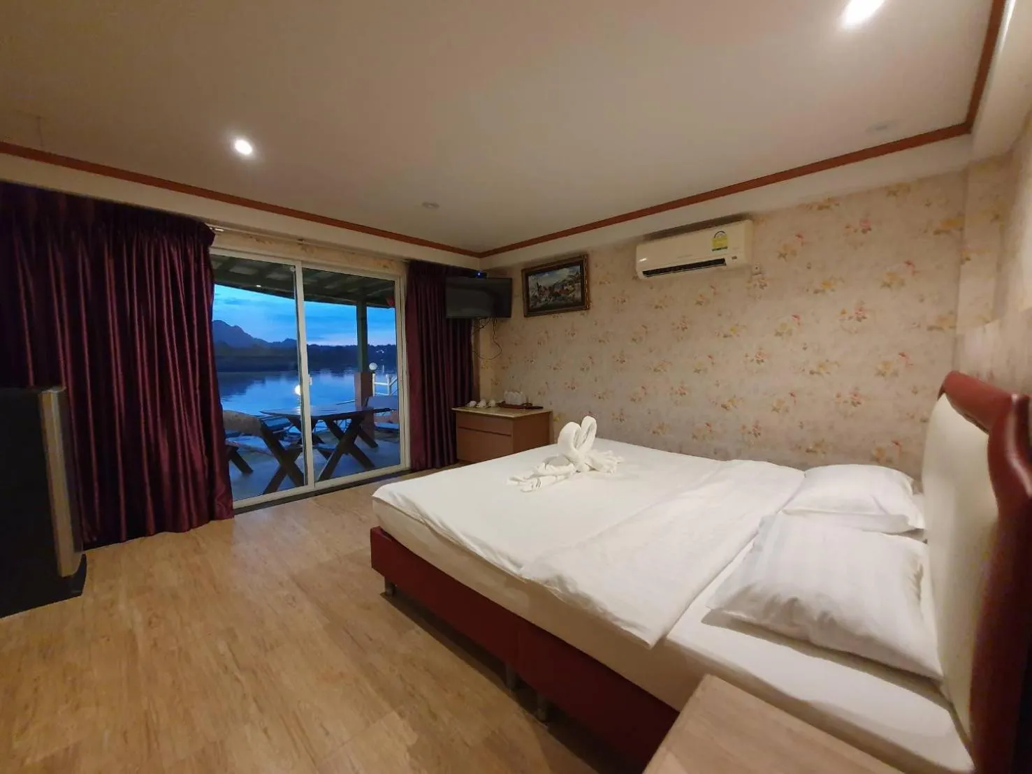 Bedroom, Bed in Golden Dragon Kanchanaburi