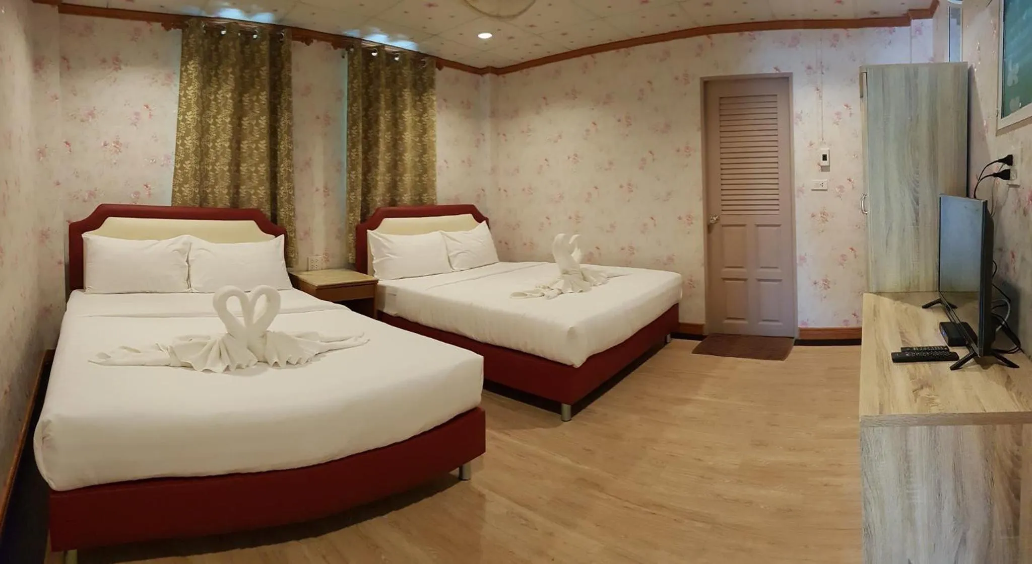 Bedroom, Bed in Golden Dragon Kanchanaburi