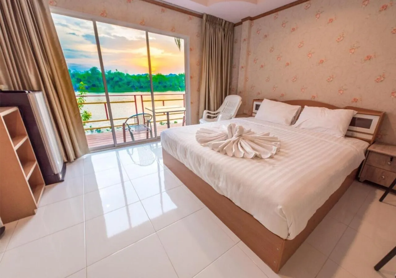 Photo of the whole room, Bed in Golden Dragon Kanchanaburi