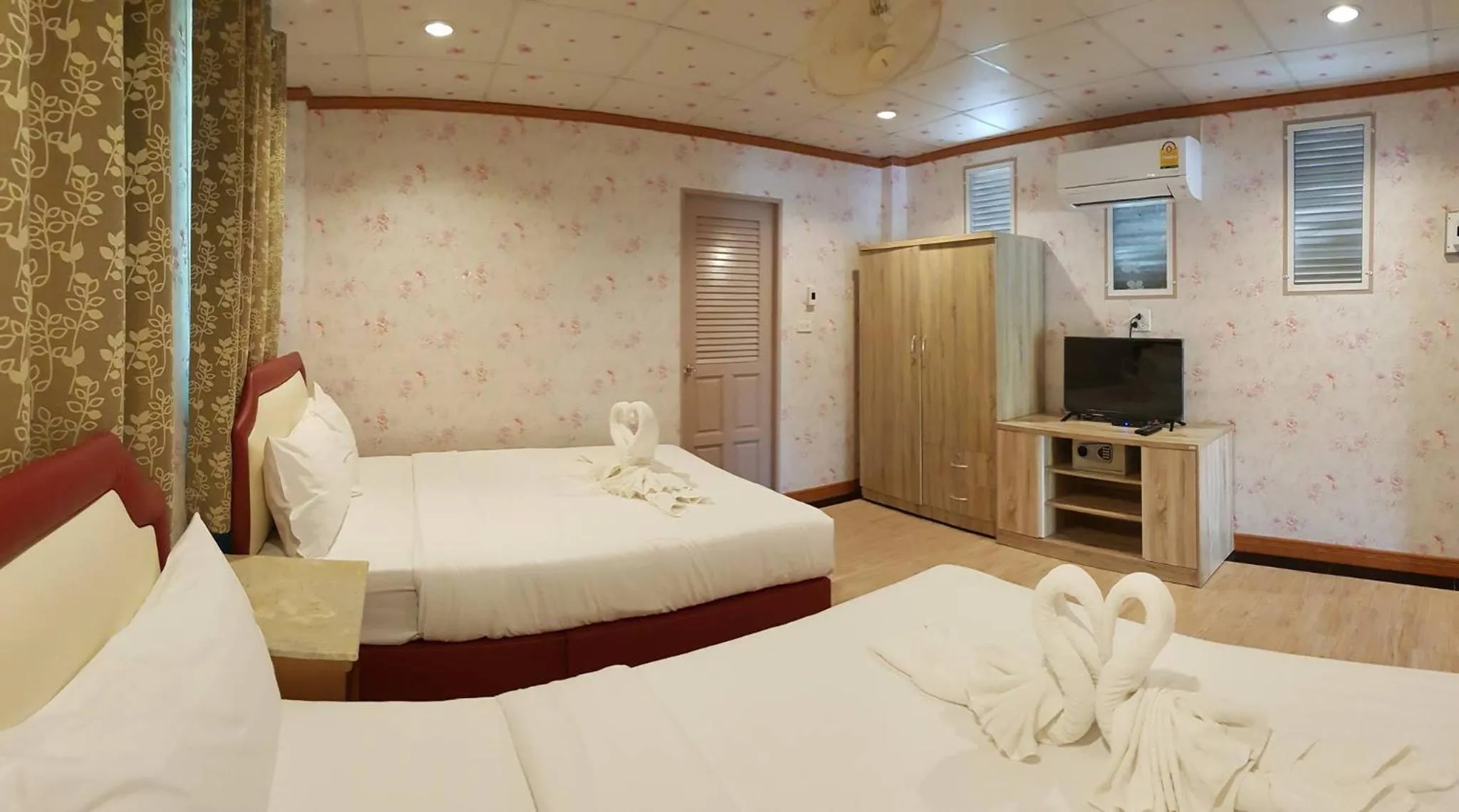 Bedroom, Bed in Golden Dragon Kanchanaburi