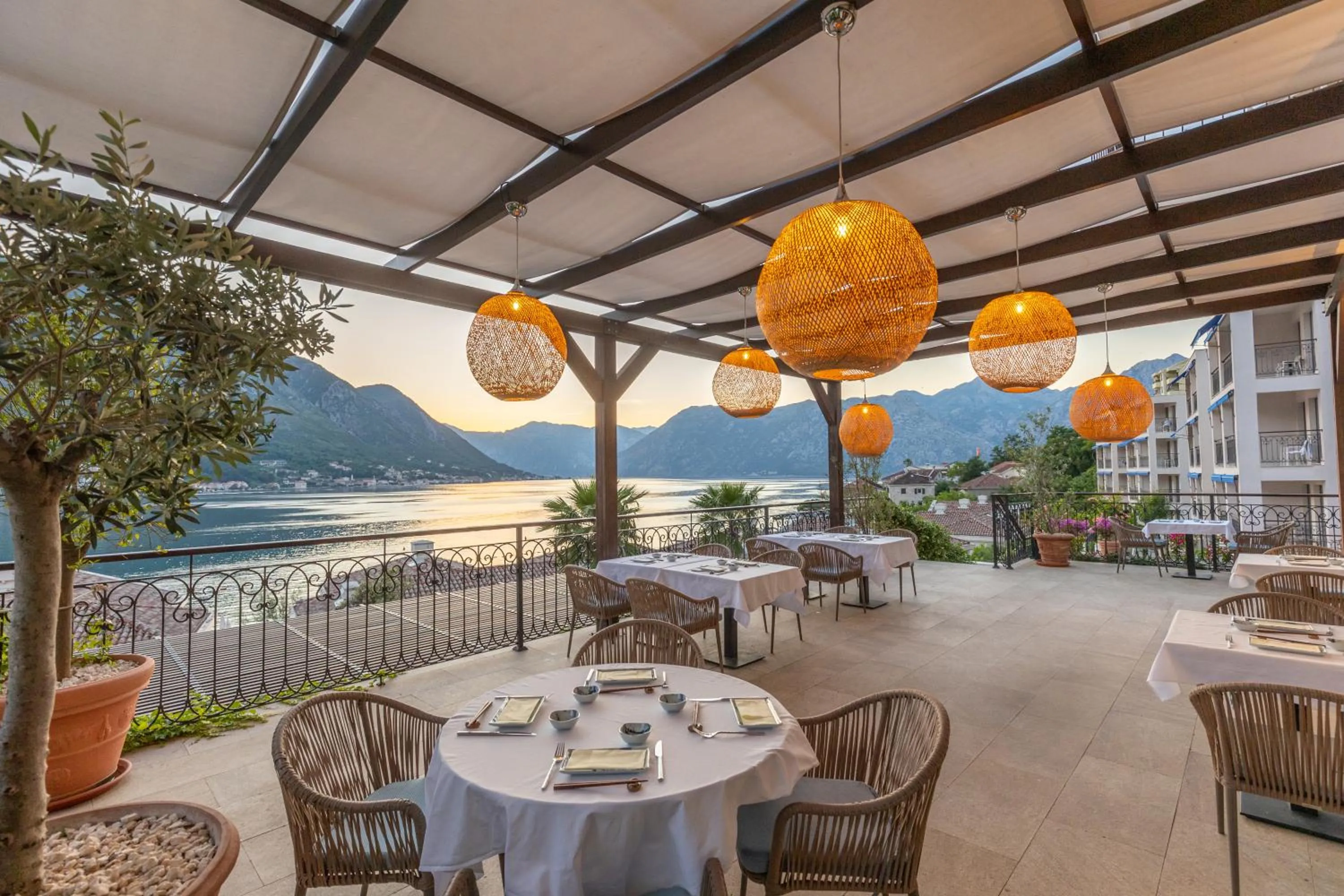 Restaurant/places to eat in HUMA Kotor Bay Hotel and Villas