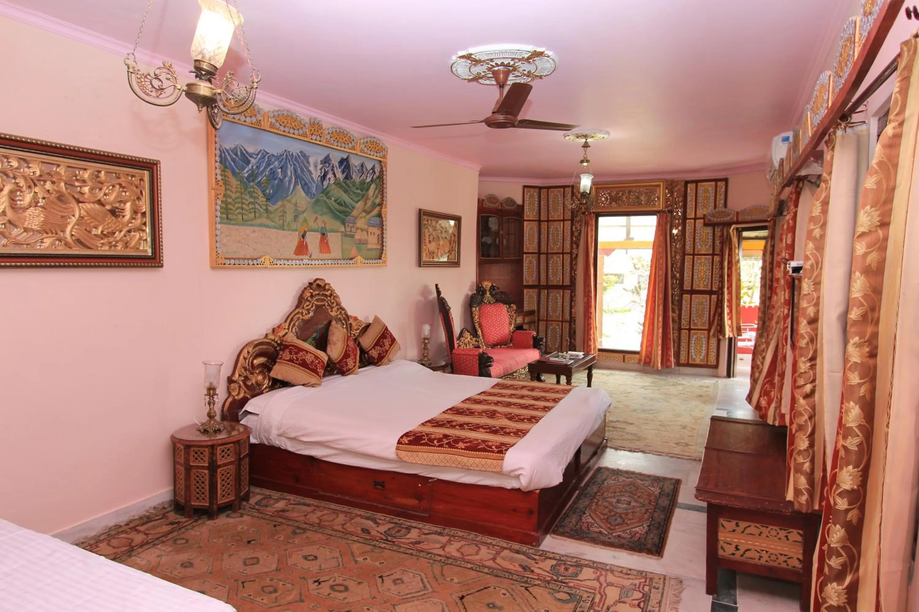 Bed in WelcomHeritage Grace Hotel