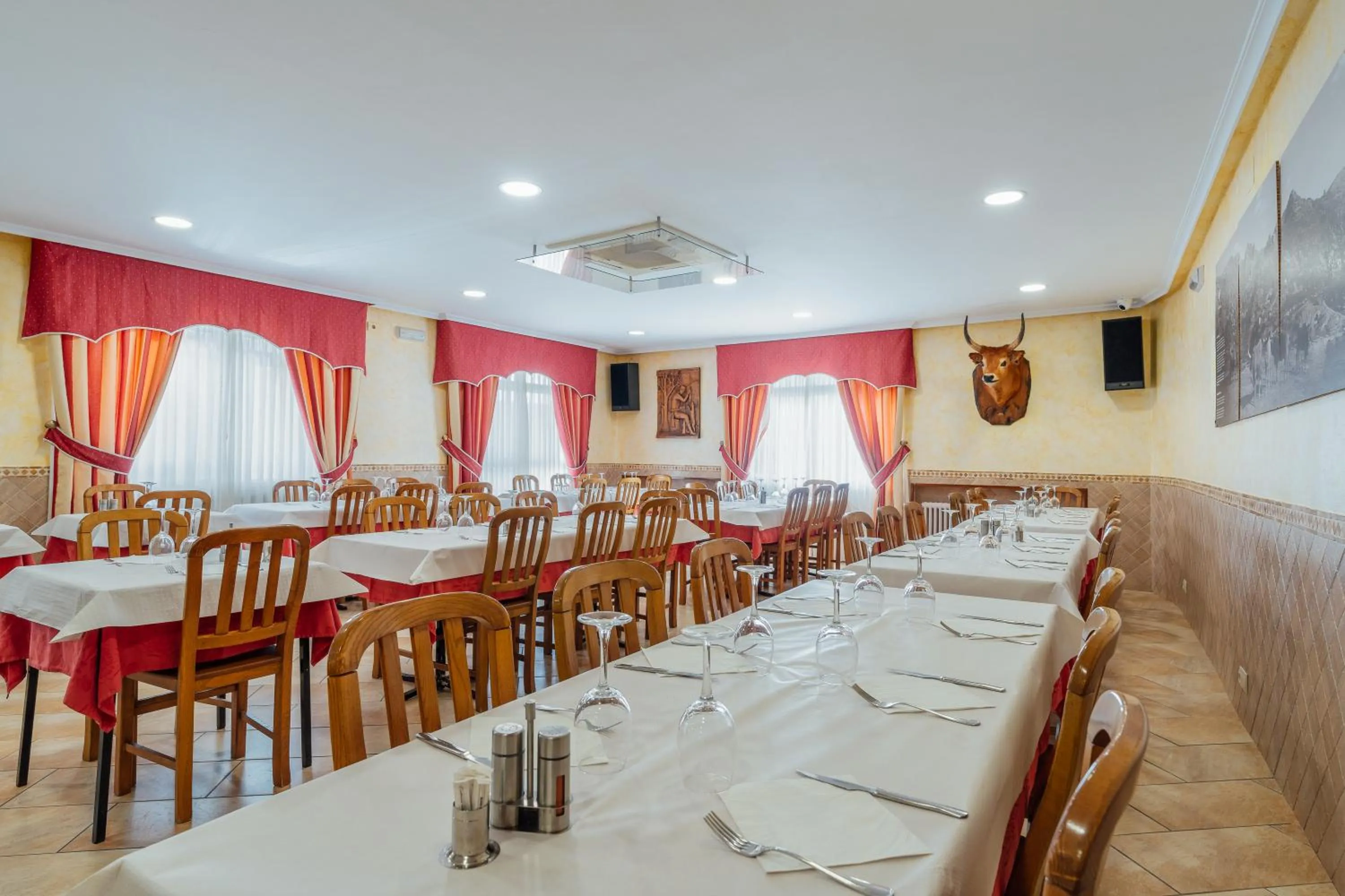 Restaurant/places to eat in Hotel Restaurante Cazador