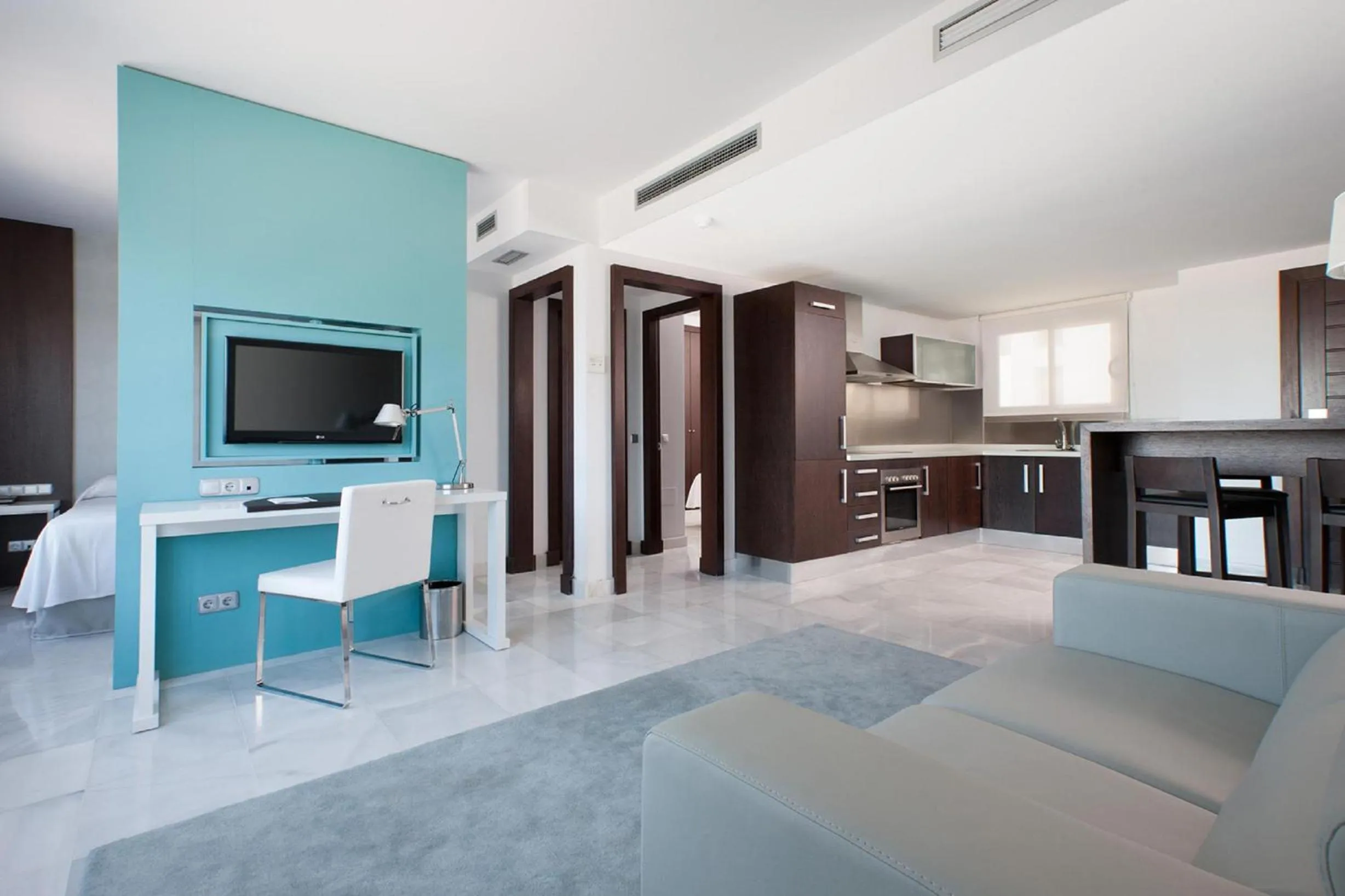 Photo of the whole room in Suittes Hotel