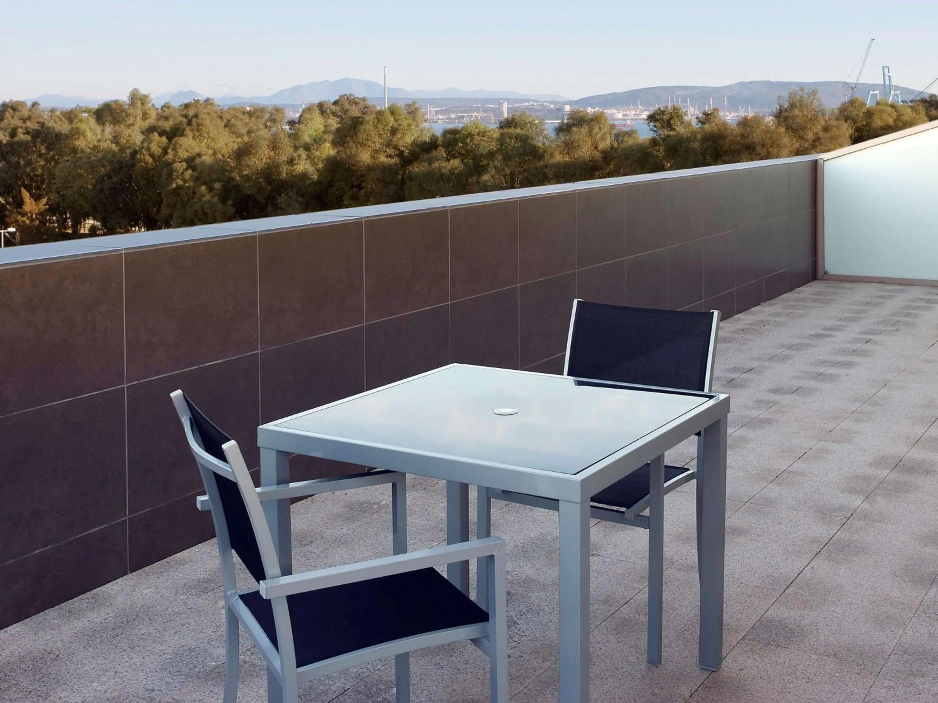 Photo of the whole room in Suittes Hotel