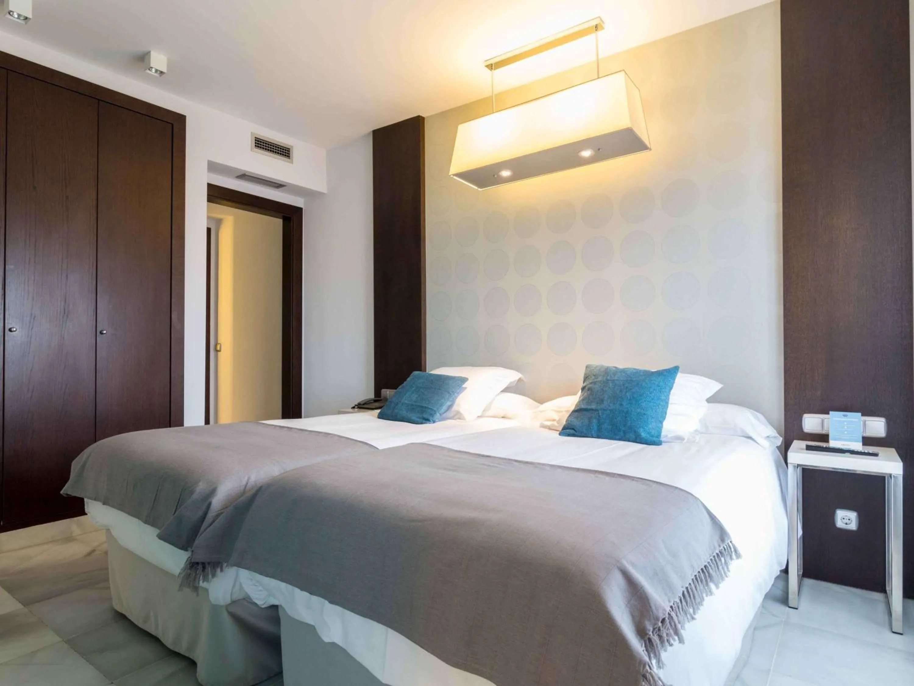 Photo of the whole room, Bed in Suittes Hotel