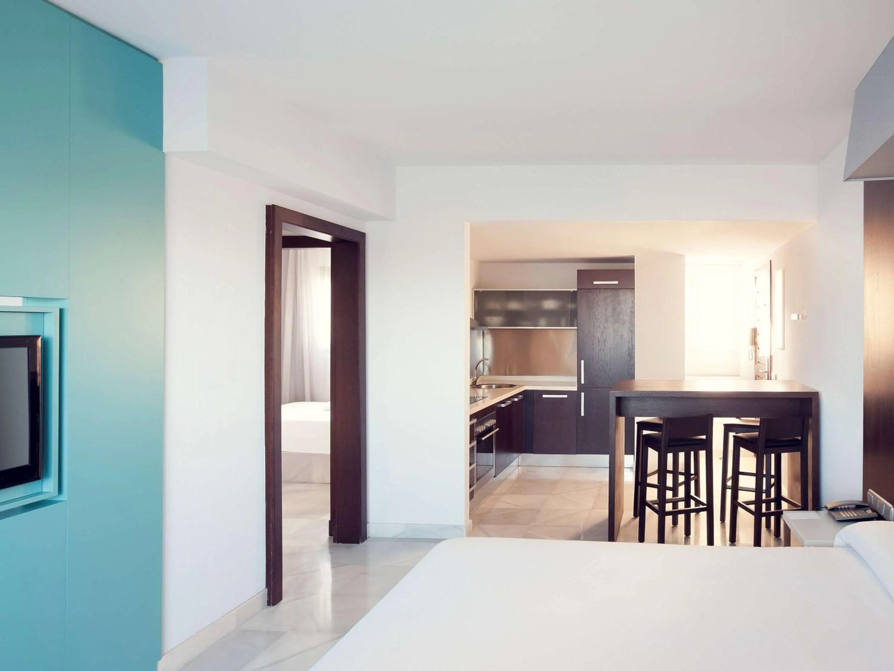 Photo of the whole room, Bed in Suittes Hotel