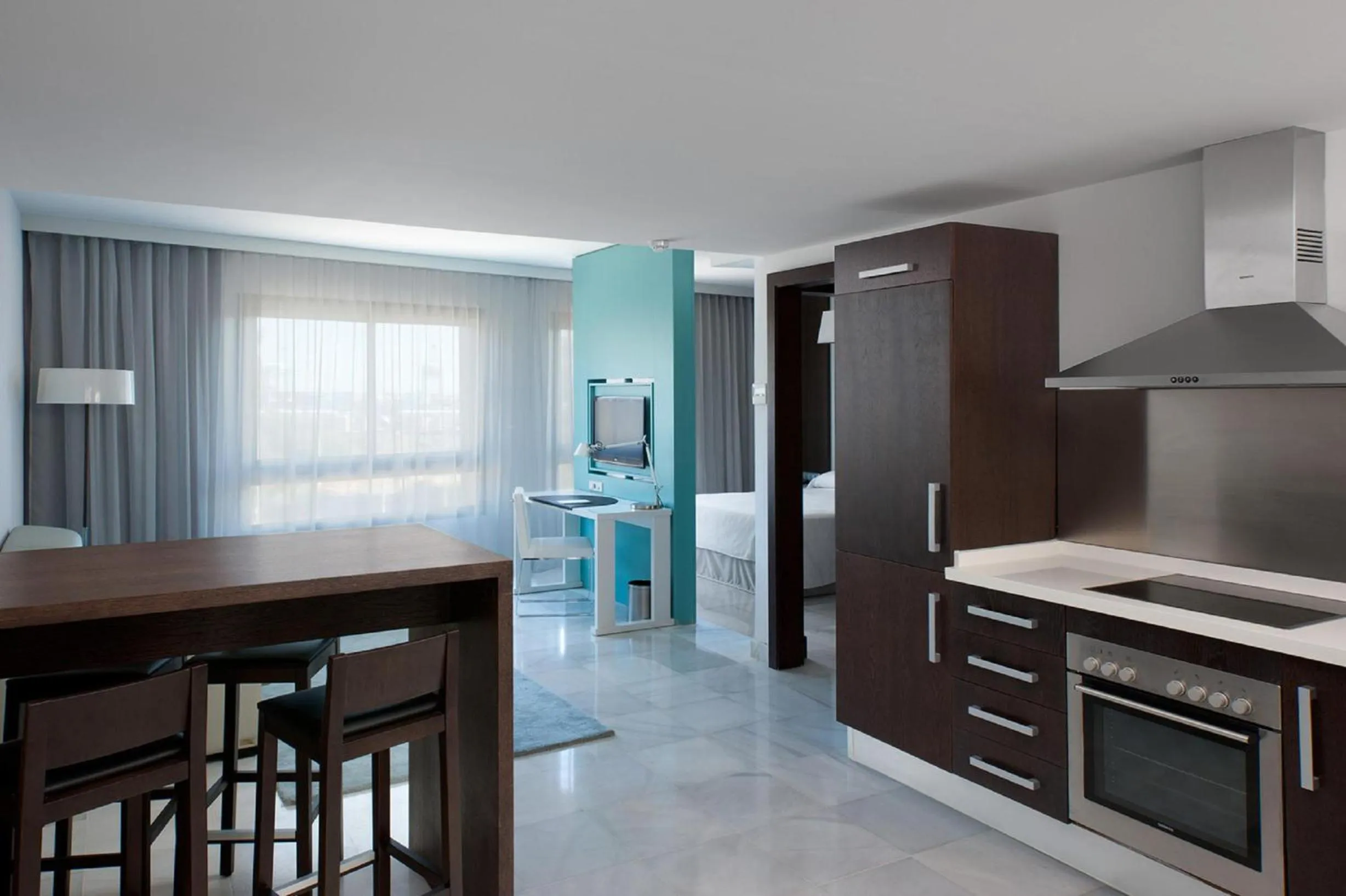 Kitchen or kitchenette in Suittes Hotel