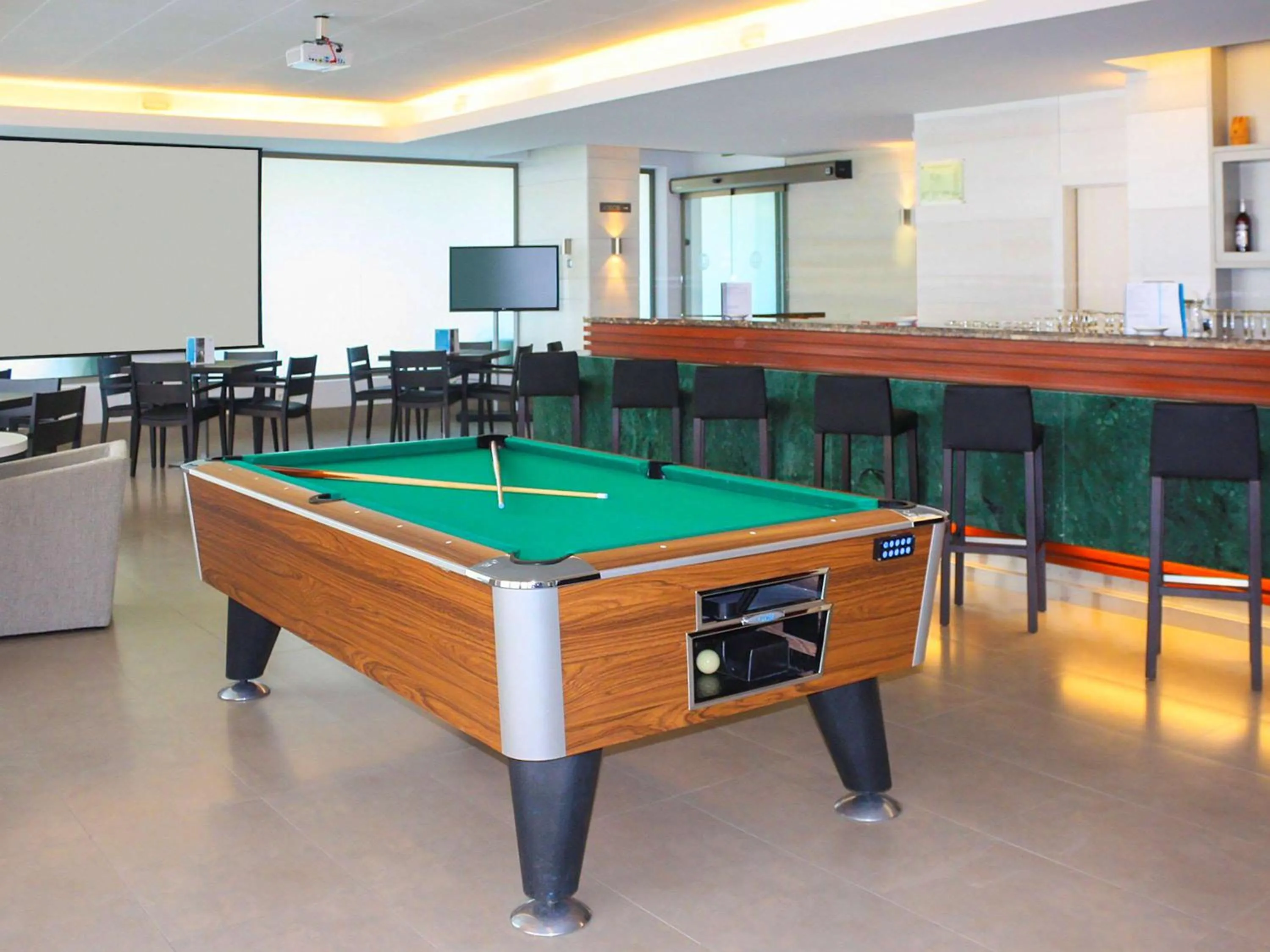 Lounge or bar in Mercure Algeciras