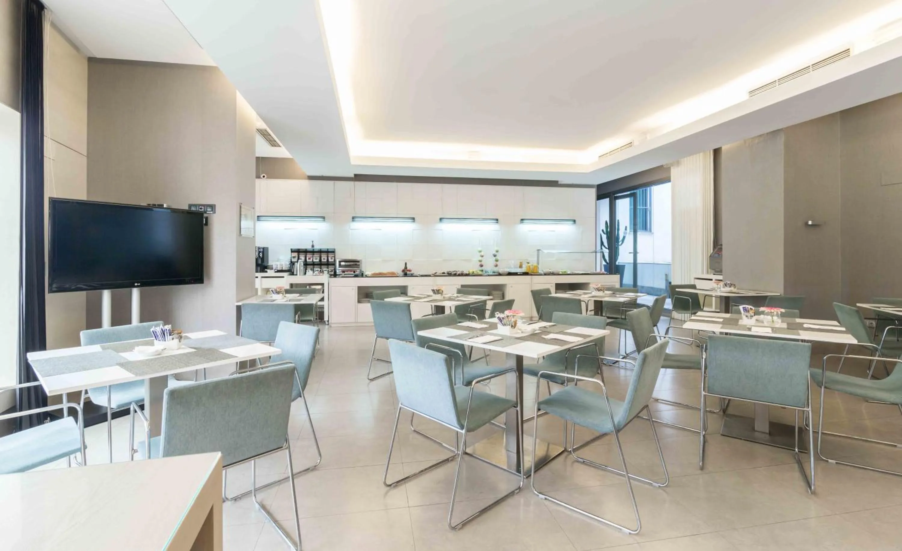 Dining area in Suittes Hotel