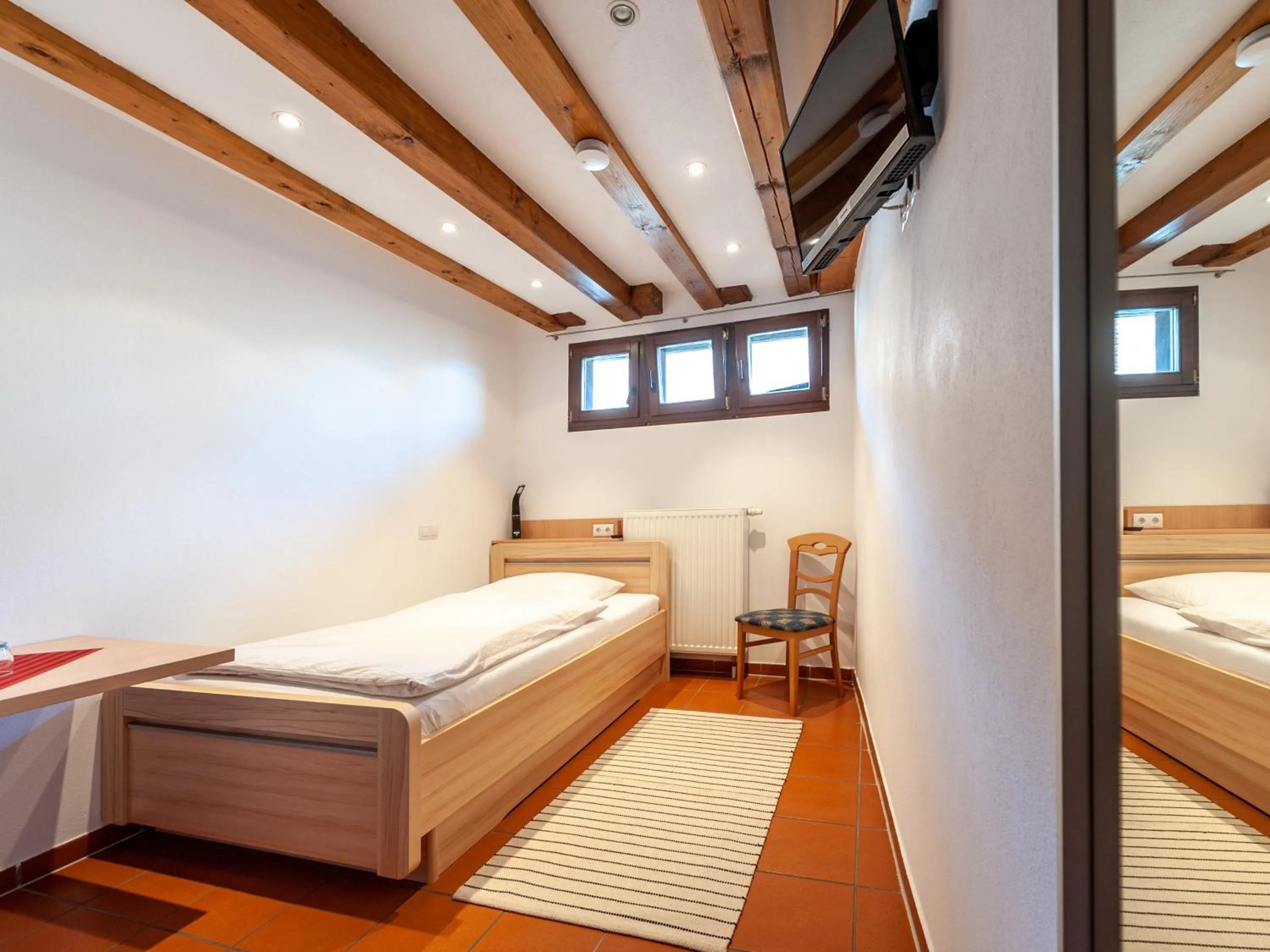 Bed in Gästezimmer im Weingut Wolf