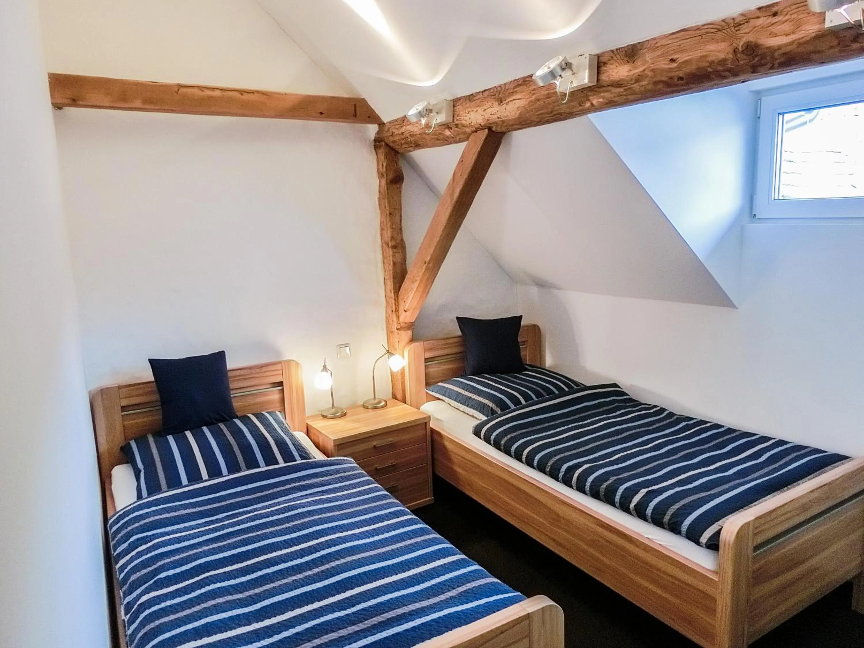 Bed in Gästezimmer im Weingut Wolf