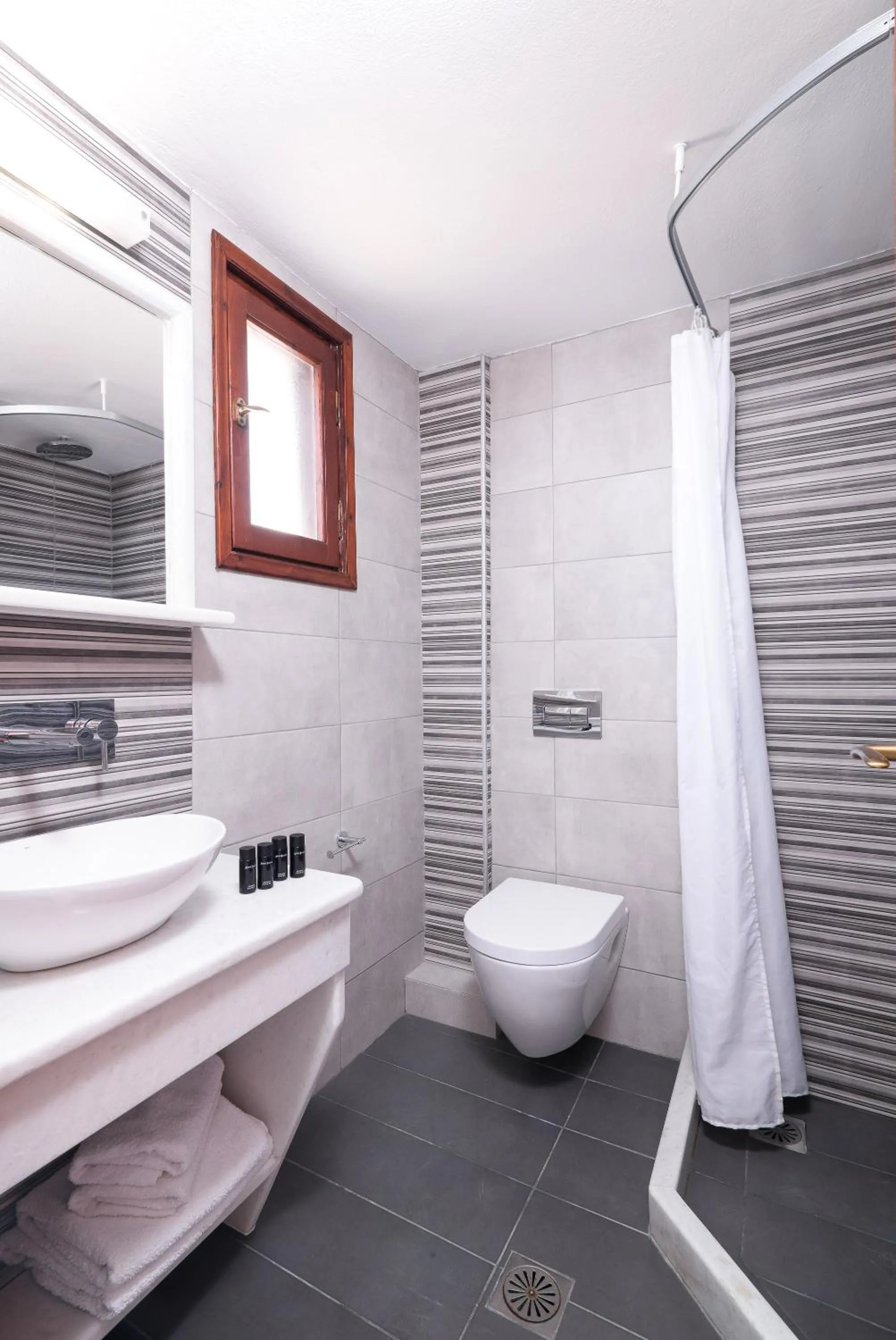 Bathroom in Mandilaria Studios