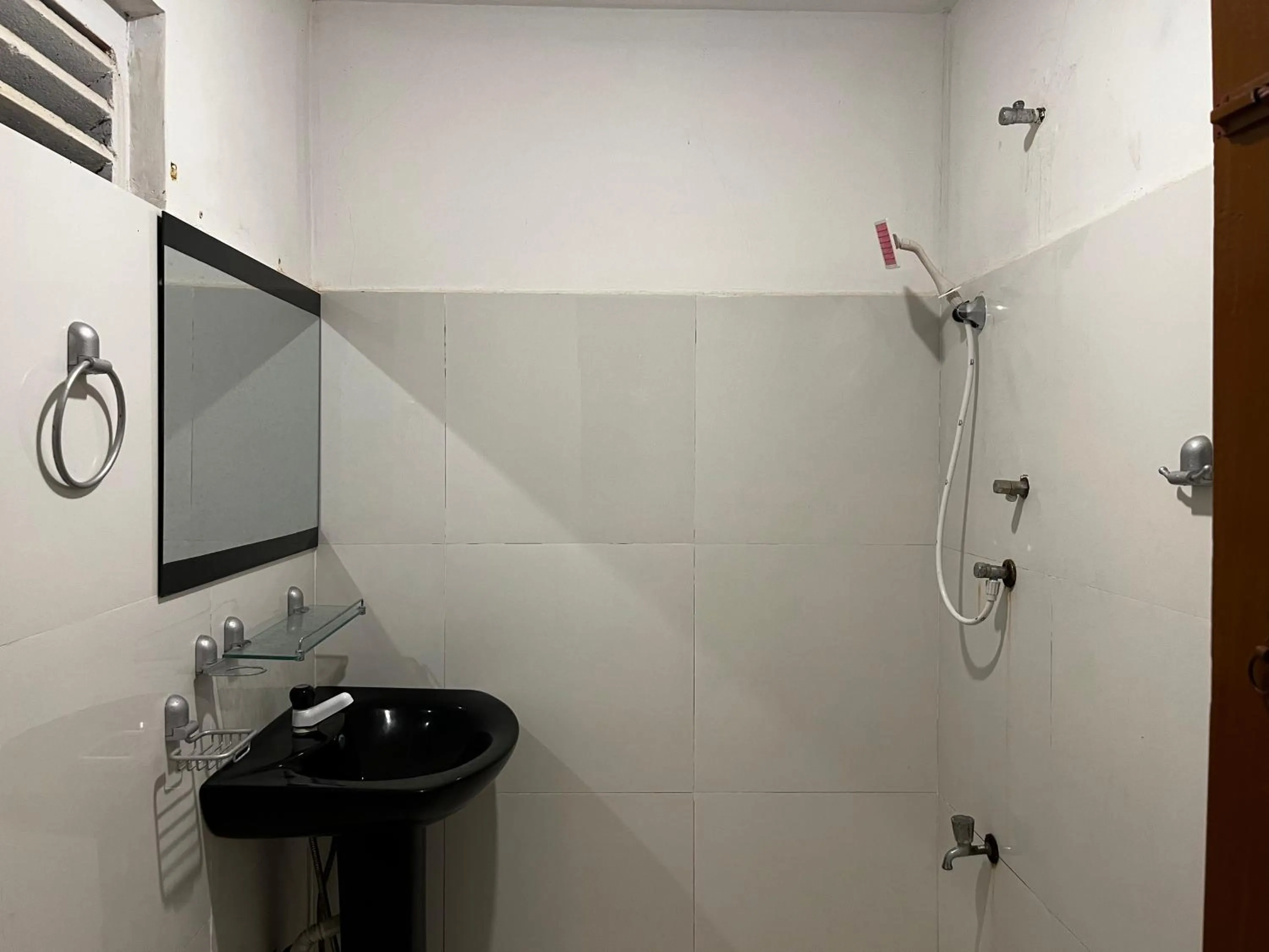 Shower in Funky Leopard Safari Lodge Bordering Yala National Park