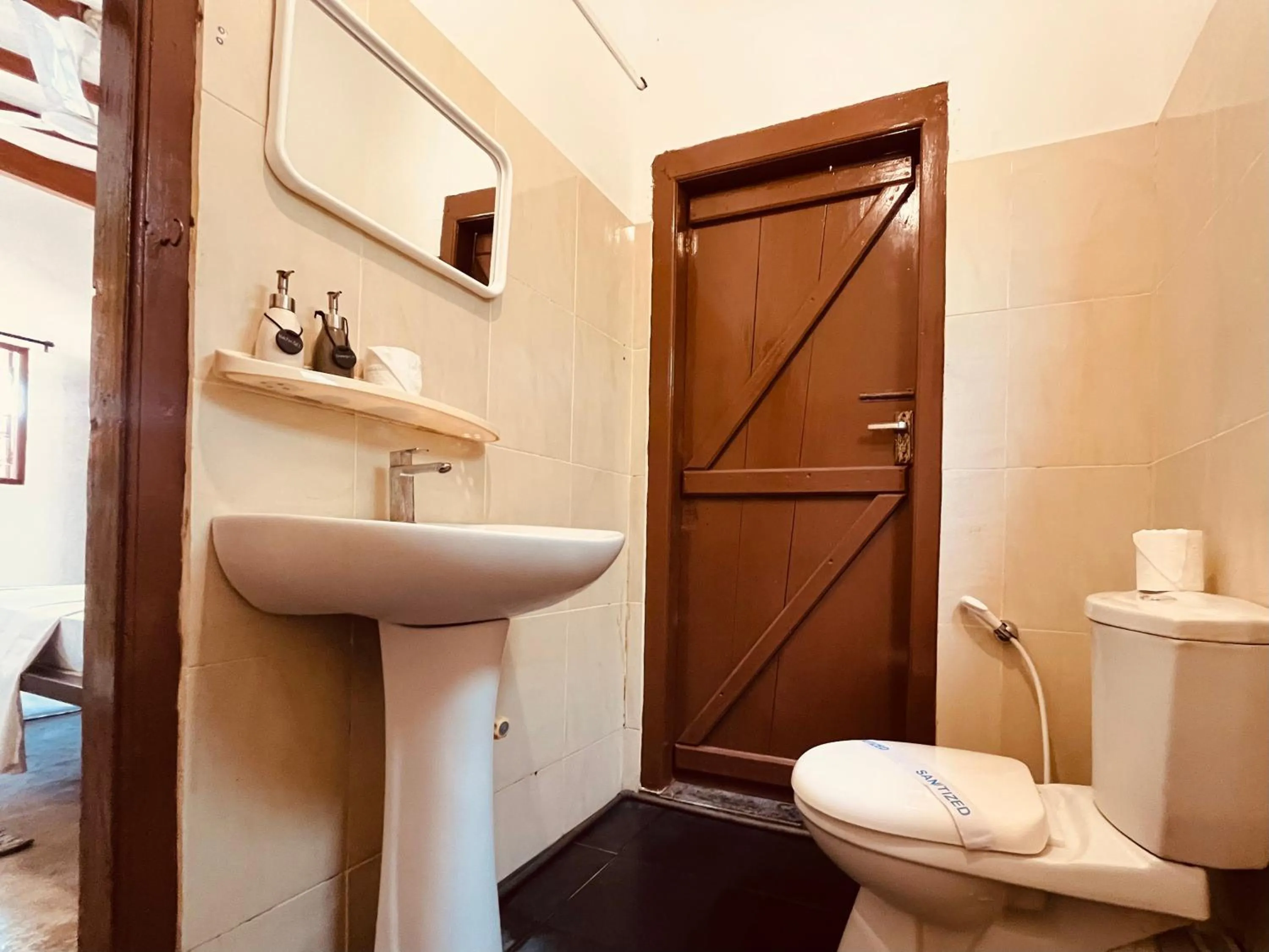 Toilet in Funky Leopard Safari Lodge Bordering Yala National Park