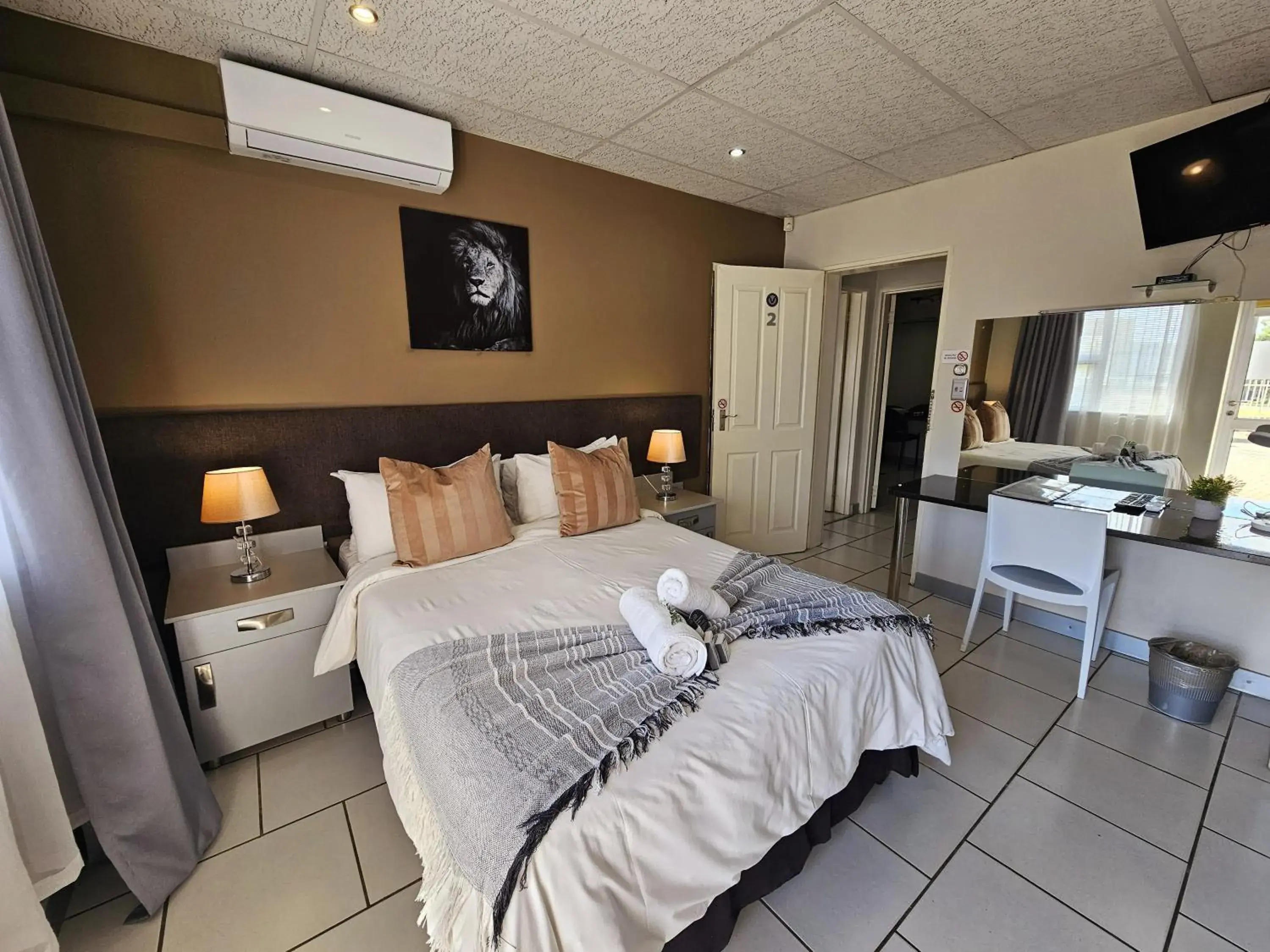 Standard Queen Room - single occupancy in Lion Lodge Standard Queen Room - single occupancy in Lion Lodge