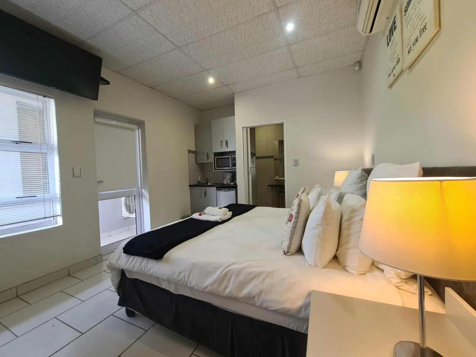 Shower, Bed in Lion Lodge